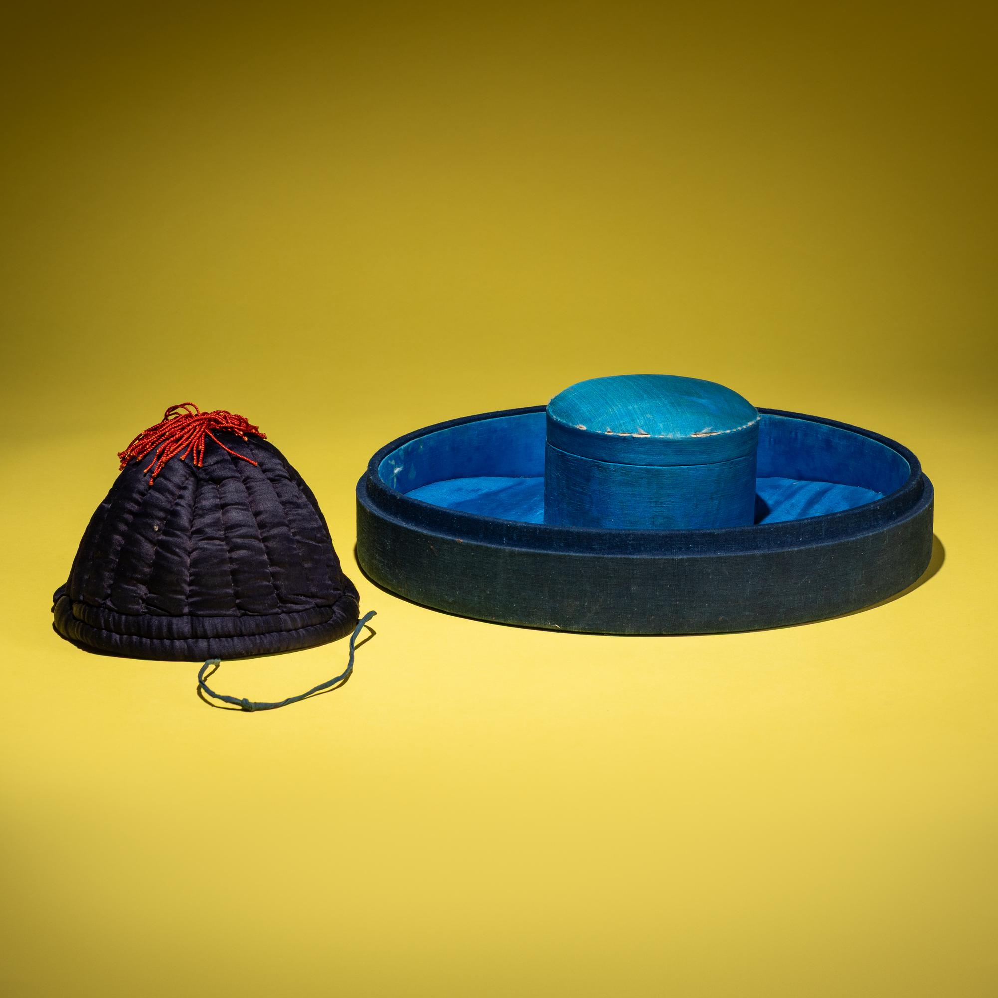 A Chinese Red Silk Floss Mandarin's Summer Hat with a Single-Eyed Plume and an Original Hat Box, 18th/19th Century — 清中期 三品夏朝冠配蓝玻璃頂戴及单眼花翎單眼花翎（附盒）