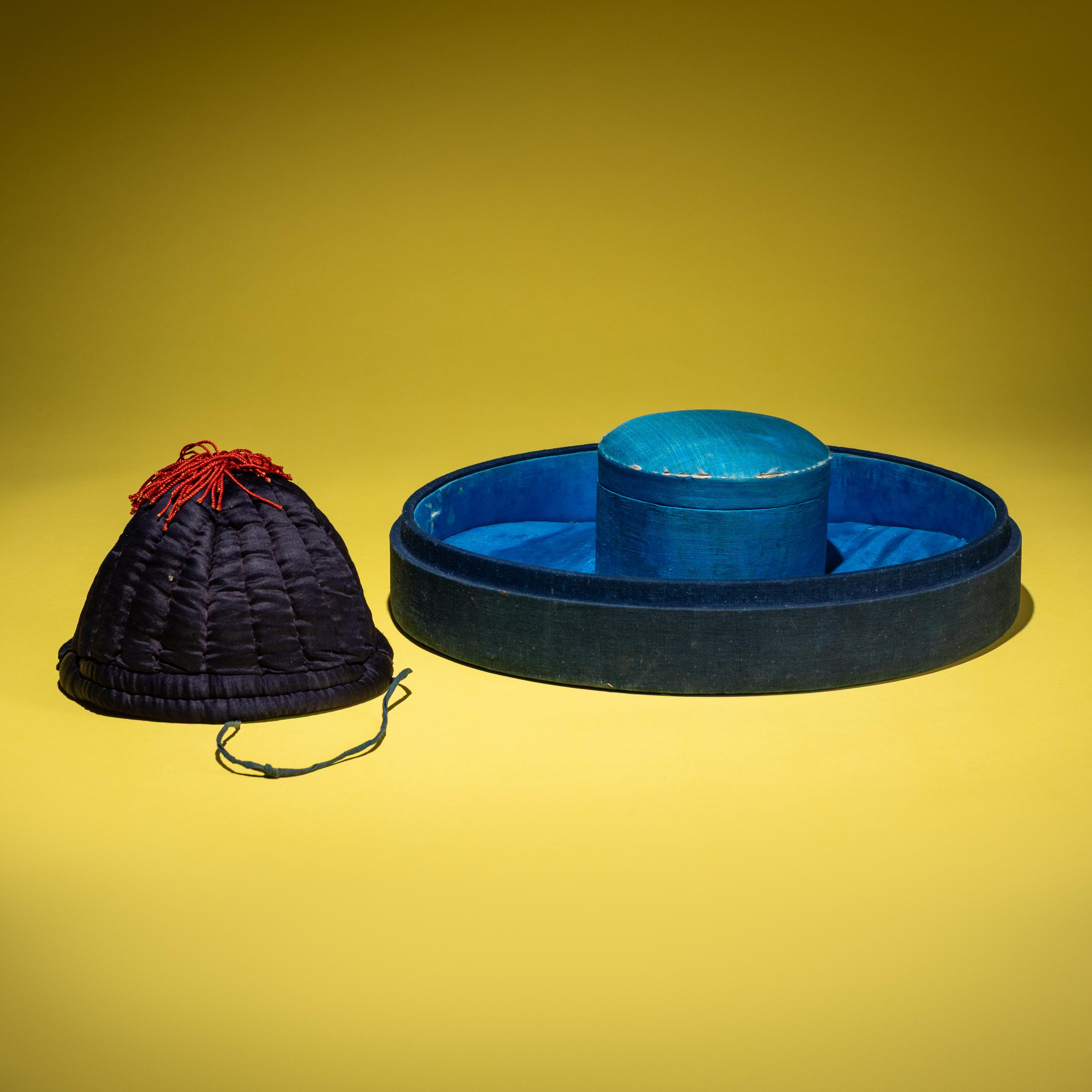 A Chinese Red Silk Floss Mandarin's Summer Hat with a Single-Eyed Plume and an Original Hat Box, 18th/19th Century — 清中期 三品夏朝冠配蓝玻璃頂戴及单眼花翎單眼花翎（附盒）
