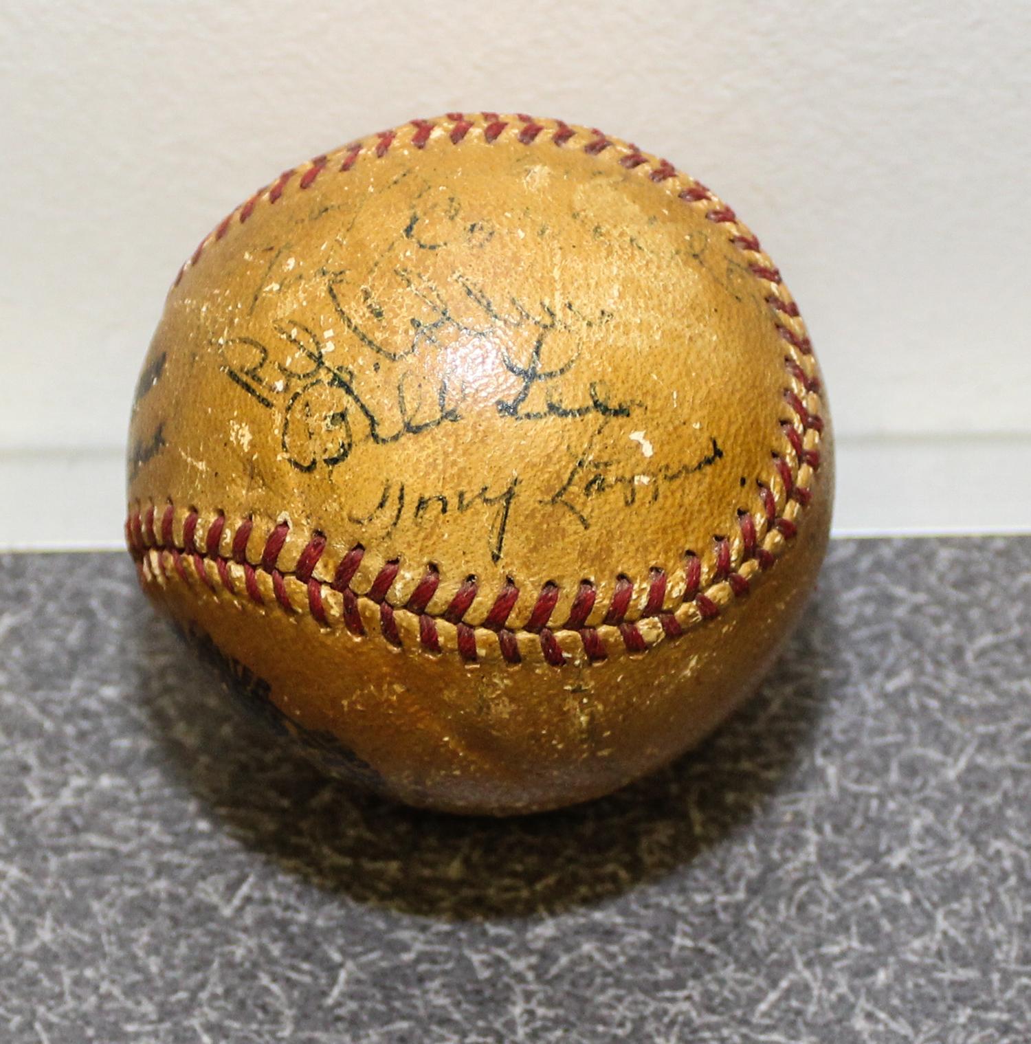 A Chicago Cubs Signed Baseball Diameter 3 inches. — EARLY 20TH CENTURY