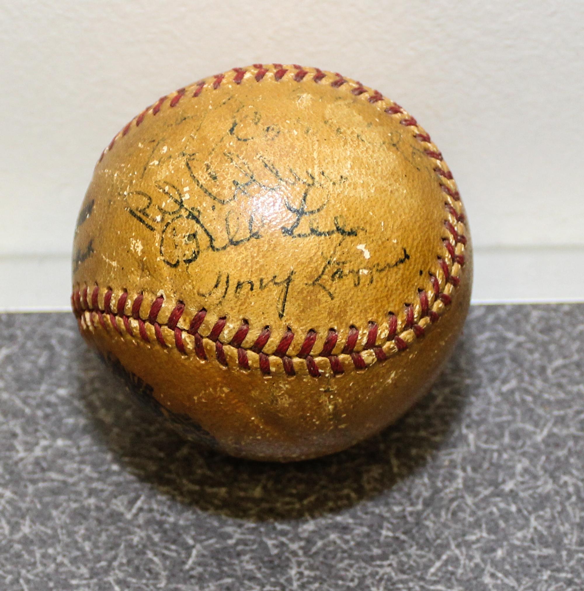 A Chicago Cubs Signed Baseball Diameter 3 inches. — EARLY 20TH CENTURY