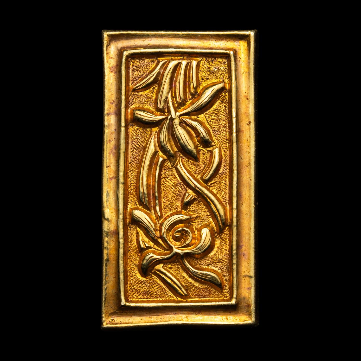 A Partial Set of Chinese Yellow Gold Belt Plaques, Ming Dynasty 明 四時花卉紋帶跨六件：三桃、兩排方、一小方（辅弼）