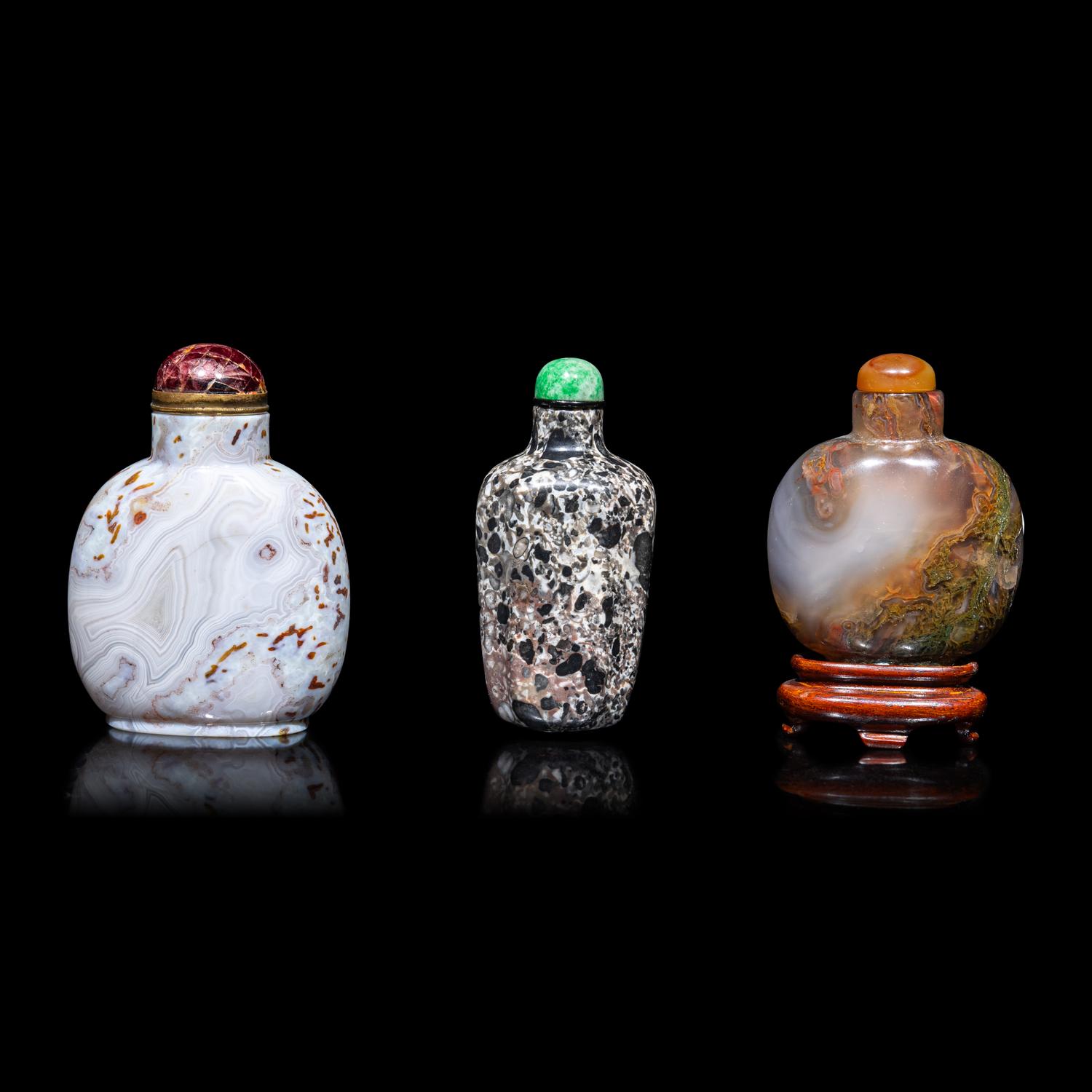 Three Chinese Hardstone Snuff Bottles, 18th-19th Century 清中期 瑪瑙及抱子石鼻烟壺三支
