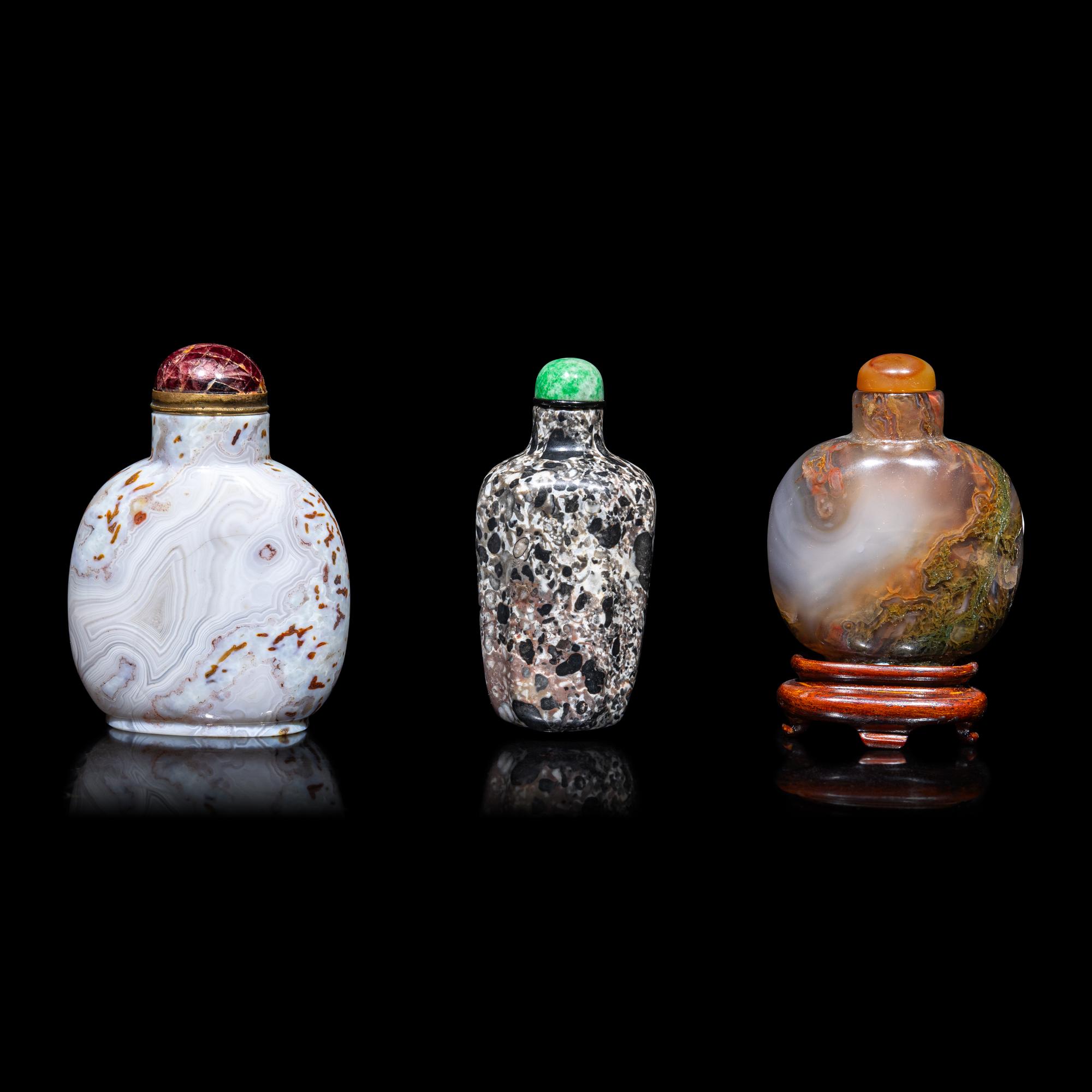 Three Chinese Hardstone Snuff Bottles, 18th-19th Century 清中期 瑪瑙及抱子石鼻烟壺三支