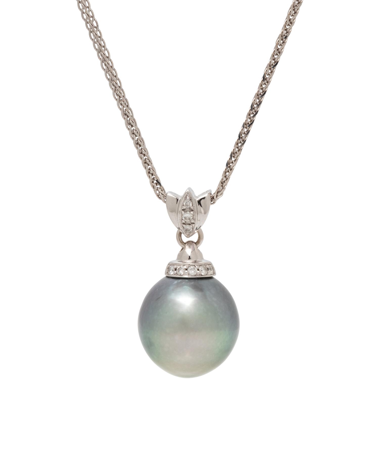 CULTURED TAHITIAN PEARL AND DIAMOND PENDANT/NECKLACE