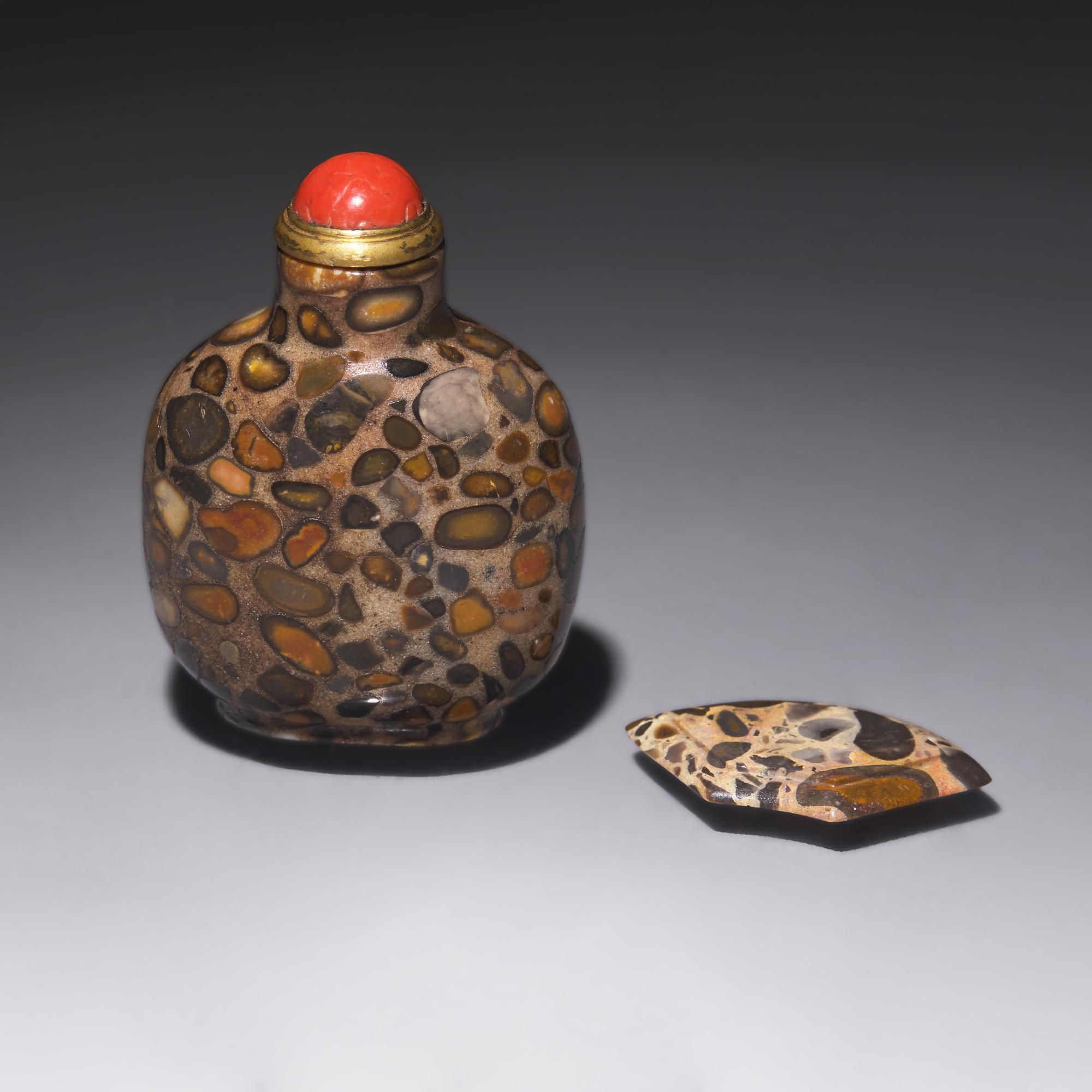 A Chinese Puddingstone Snuff Bottle with Snuff Dish — 抱子石鼻煙壺及扇形煙碟