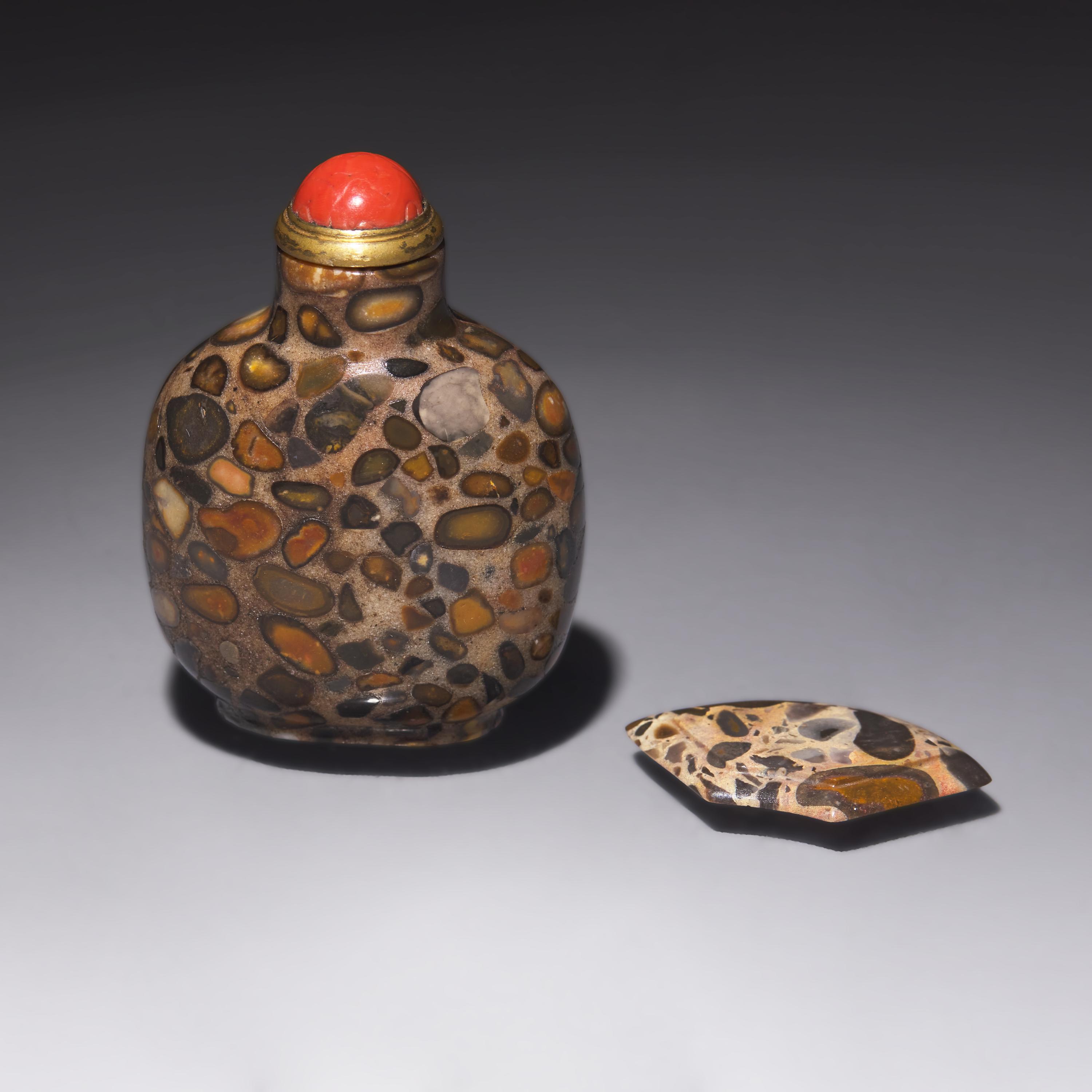 A Chinese Puddingstone Snuff Bottle with Snuff Dish — 抱子石鼻煙壺及扇形煙碟