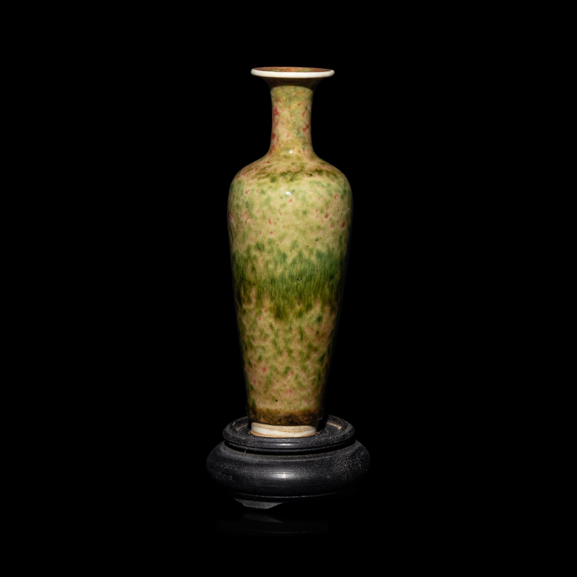 A Chinese Peachbloom Glazed Porcelain Amphora Vase, 19th/20th Century — 晚清-民國 豇豆紅釉柳葉尊