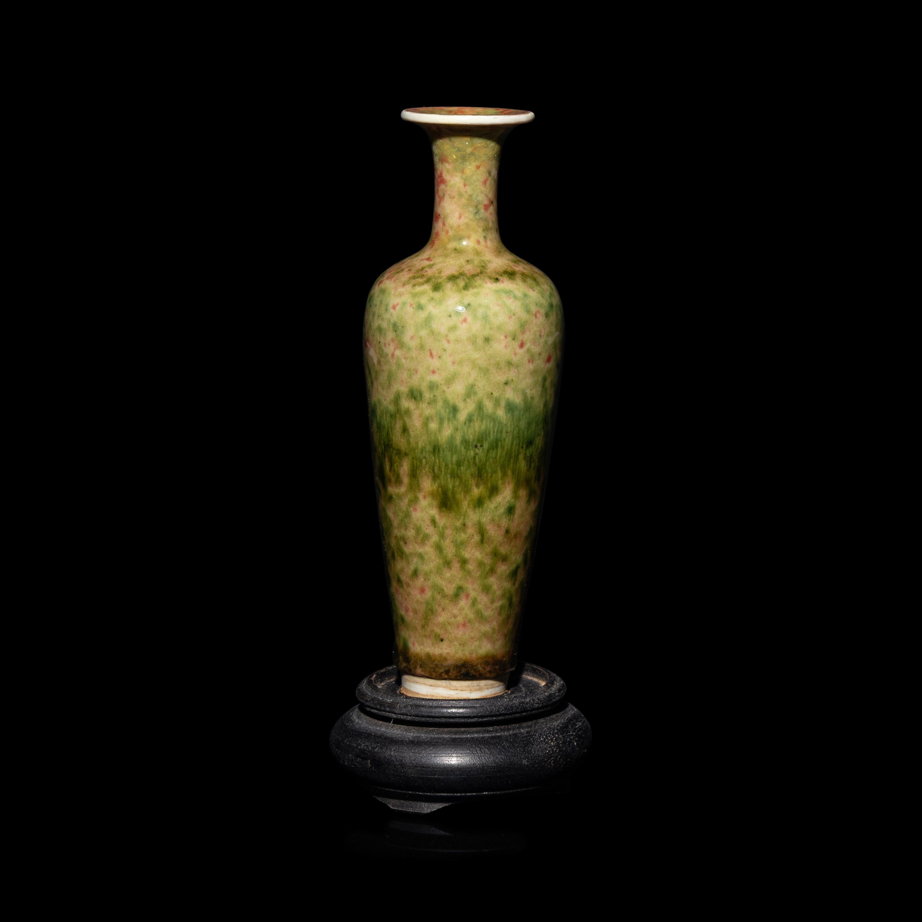 A Chinese Peachbloom Glazed Porcelain Amphora Vase, 19th/20th Century — 晚清-民國 豇豆紅釉柳葉尊