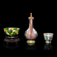 Three Chinese Porcelain Wares, Early-Mid 20th Century — 近代 粉彩山水圖執壺、人物圖茶杯及虎皮三彩碗各一