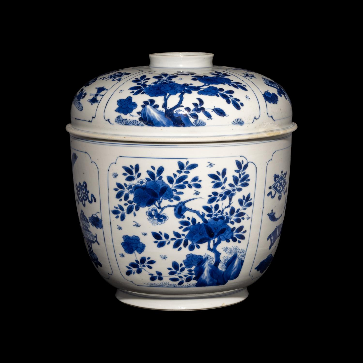 A Large Chinese Blue and White 'Bogu' Porcelain Jar and Cover, Kangxi Period 清康熙 青花博古圖粥罐