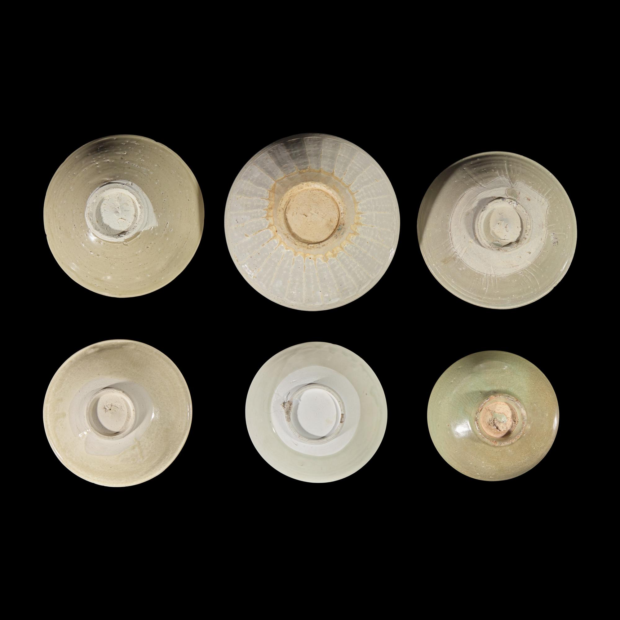 Eight Southeast Asian Celadon and Whiteware Bowls, 14th-16th Century — 十四-十六世紀 東南亞青釉及白釉碗一組八件