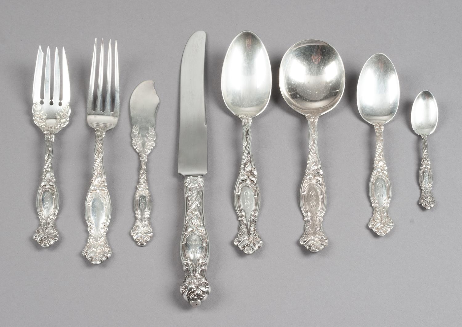 An American Silver Flatware Service, International Silver Co., Meriden, CT, Frontenac pattern, comprising: 6 dinner knives 20 dinner fo