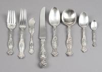 An American Silver Flatware Service, International Silver Co., Meriden, CT, Frontenac pattern, comprising: 6 dinner knives 20 dinner fo