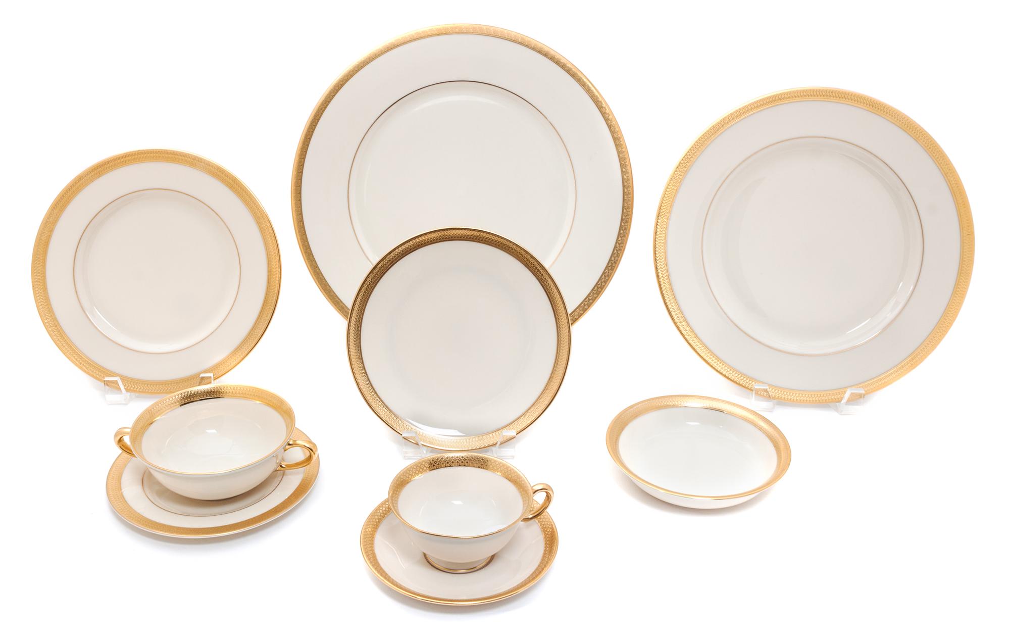 A Lenox Porcelain Dinner Service Diameter of dinner plate 12 inches. — 20TH CENTURY