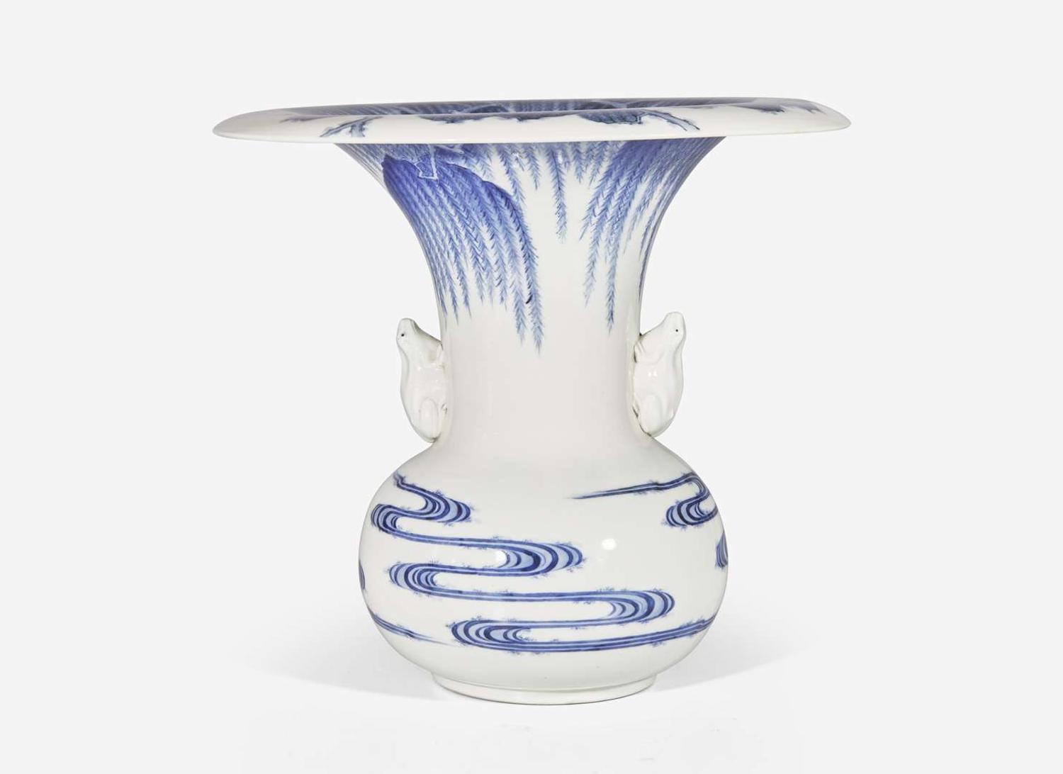 A fine and rare Hirado porcelain "Frogs and Willows" vase, 19th century 平戶青花瓷樽 十九世紀