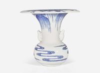 A fine and rare Hirado porcelain "Frogs and Willows" vase, 19th century 平戶青花瓷樽 十九世紀