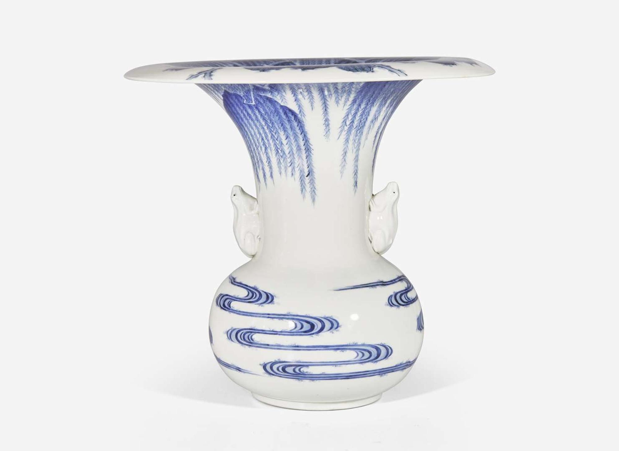 A fine and rare Hirado porcelain "Frogs and Willows" vase, 19th century 平戶青花瓷樽 十九世紀