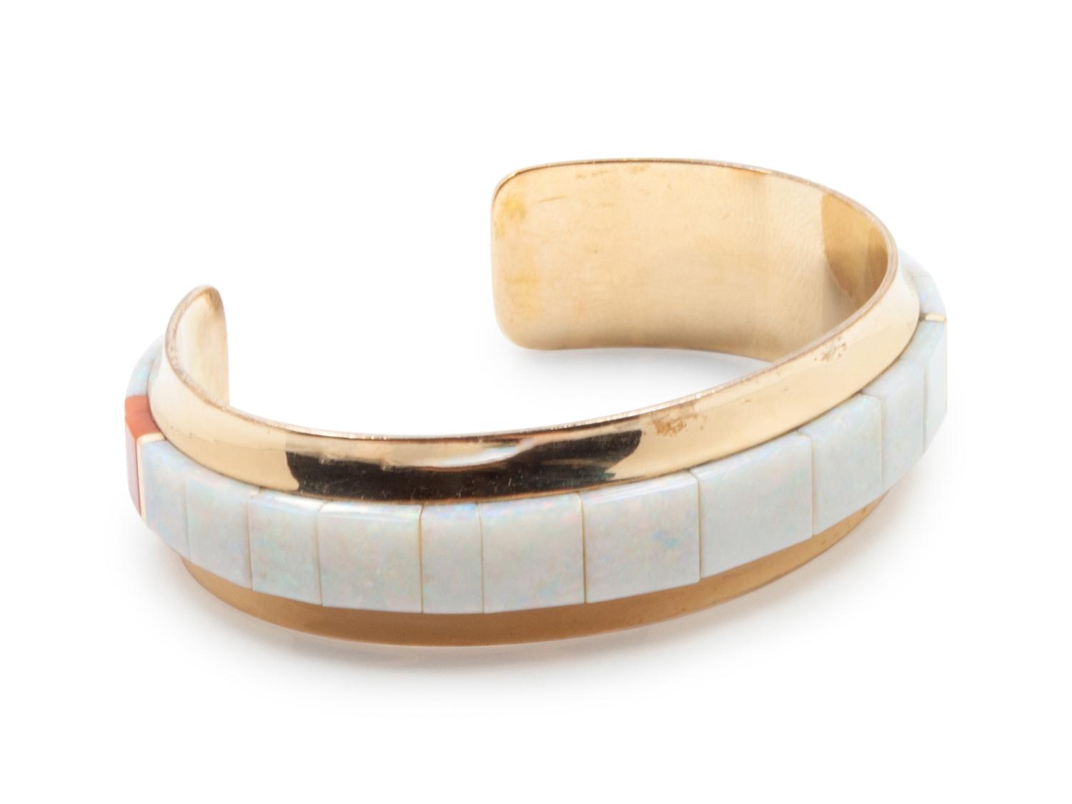 Yellow gold bracelet with shell inlay