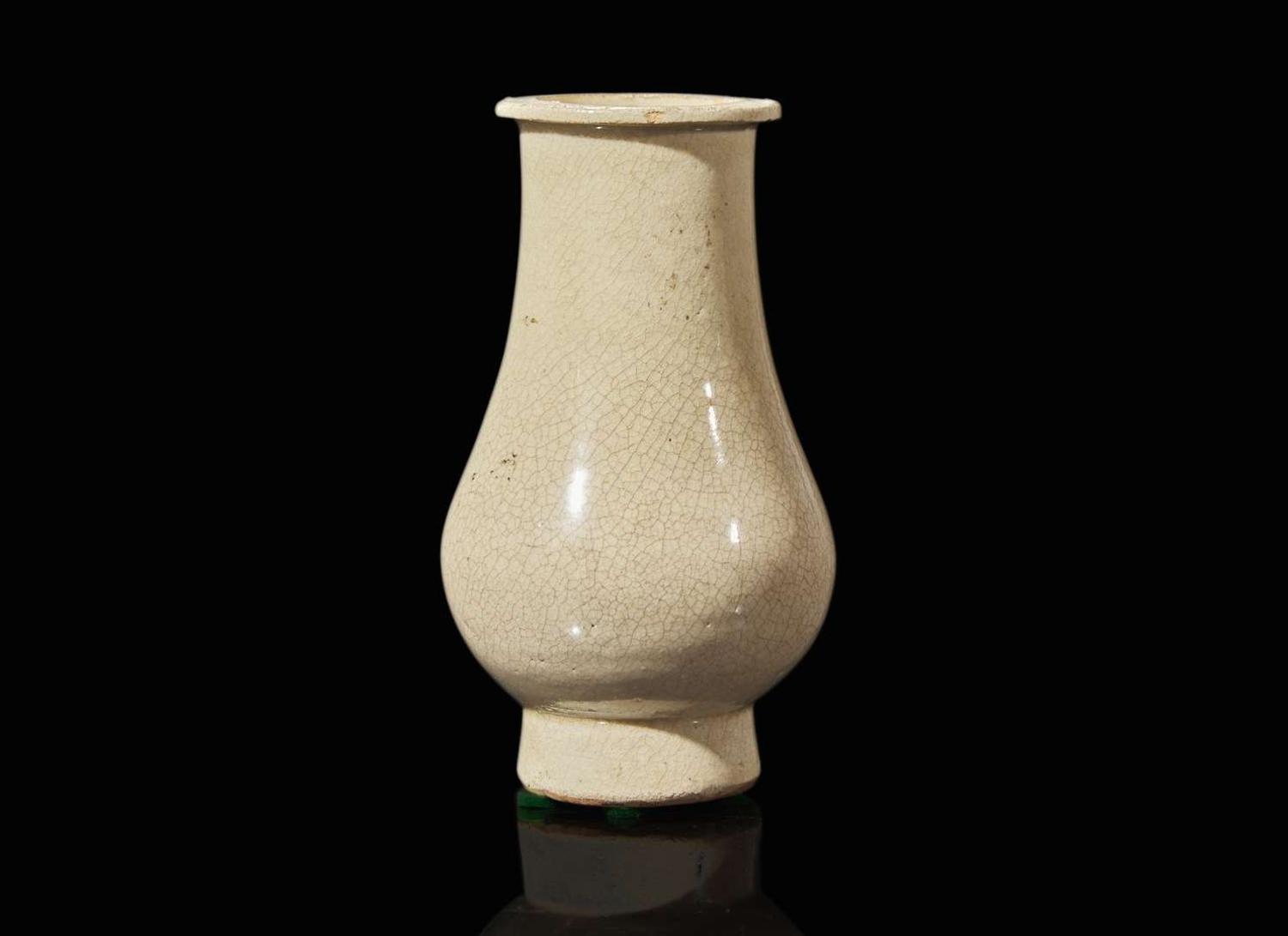 A Chinese cream-glazed vase, possibly Zhangzhou, Fujian province, Southern Song/Yuan dynasty 白瓷觶瓶 可能為漳州 福建省 南宋或元