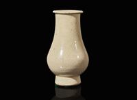 A Chinese cream-glazed vase, possibly Zhangzhou, Fujian province, Southern Song/Yuan dynasty 白瓷觶瓶 可能為漳州 福建省 南宋或元