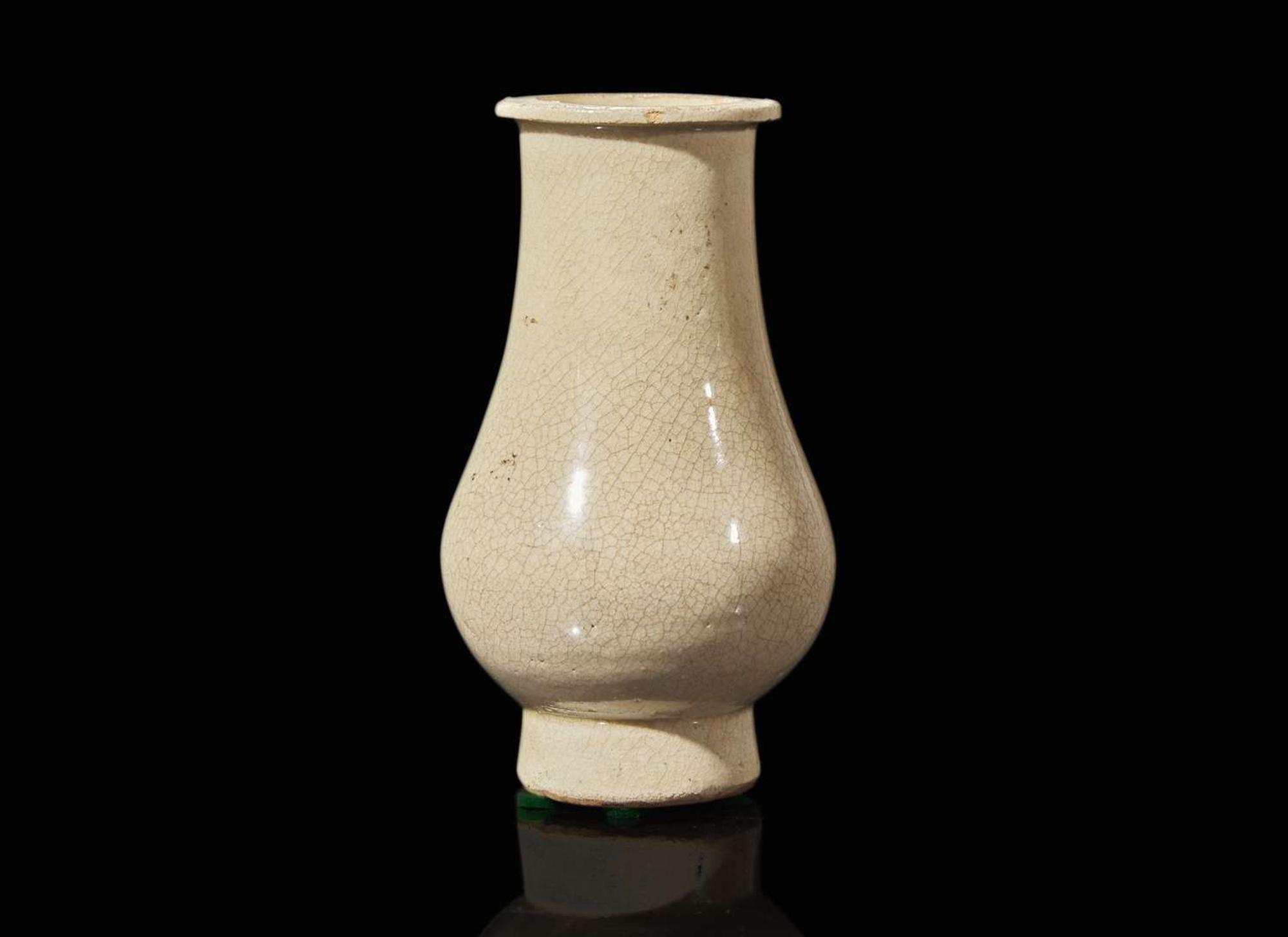A Chinese cream-glazed vase, possibly Zhangzhou, Fujian province, Southern Song/Yuan dynasty 白瓷觶瓶 可能為漳州 福建省 南宋或元