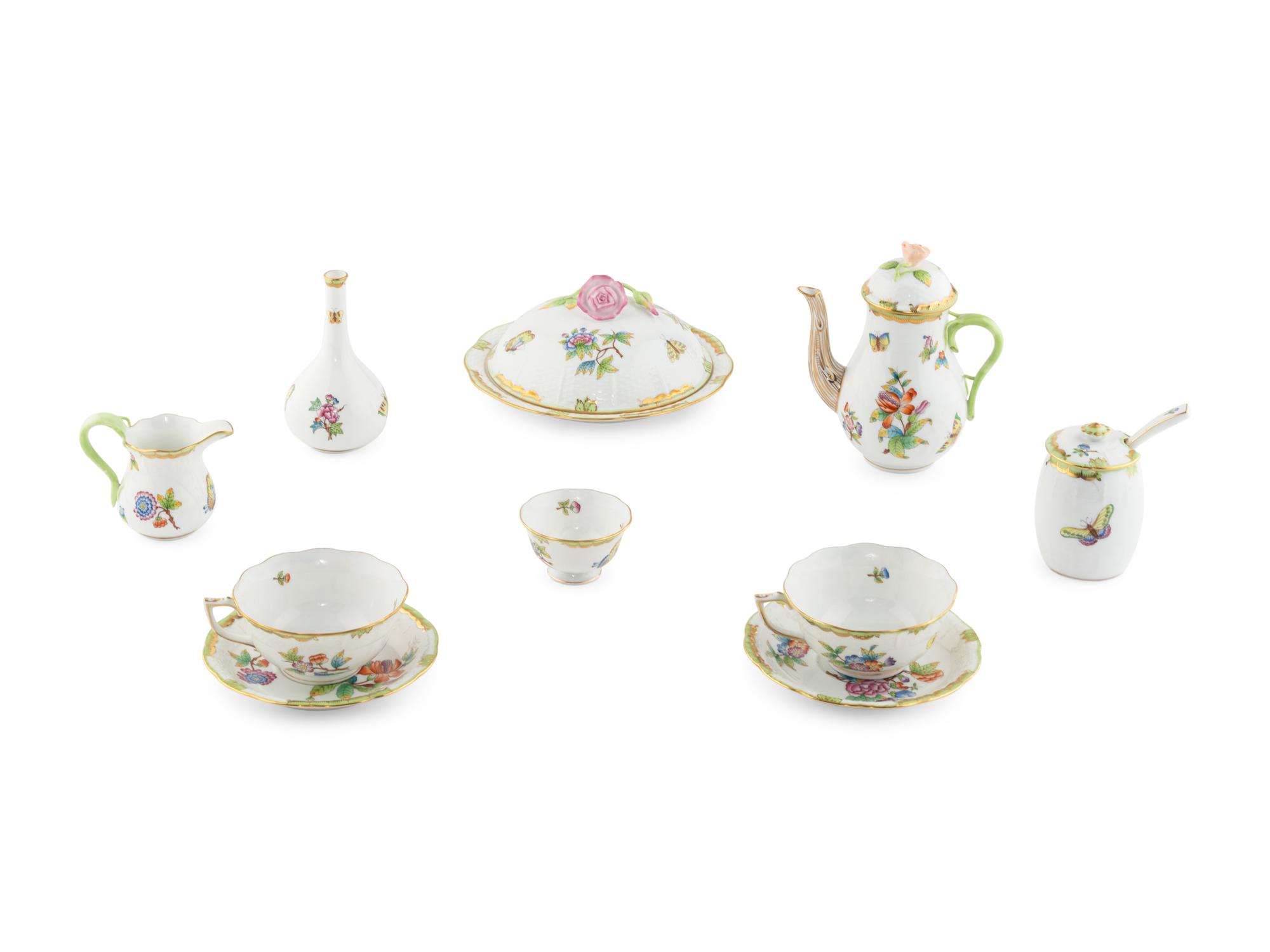 A Herend Queen Victoria Porcelain T ête -à-T ête
