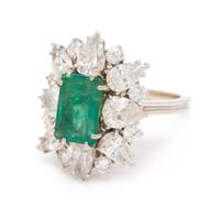 An 18 Karat White Gold, Emerald and Diamond Ring, 4.10 dwts.