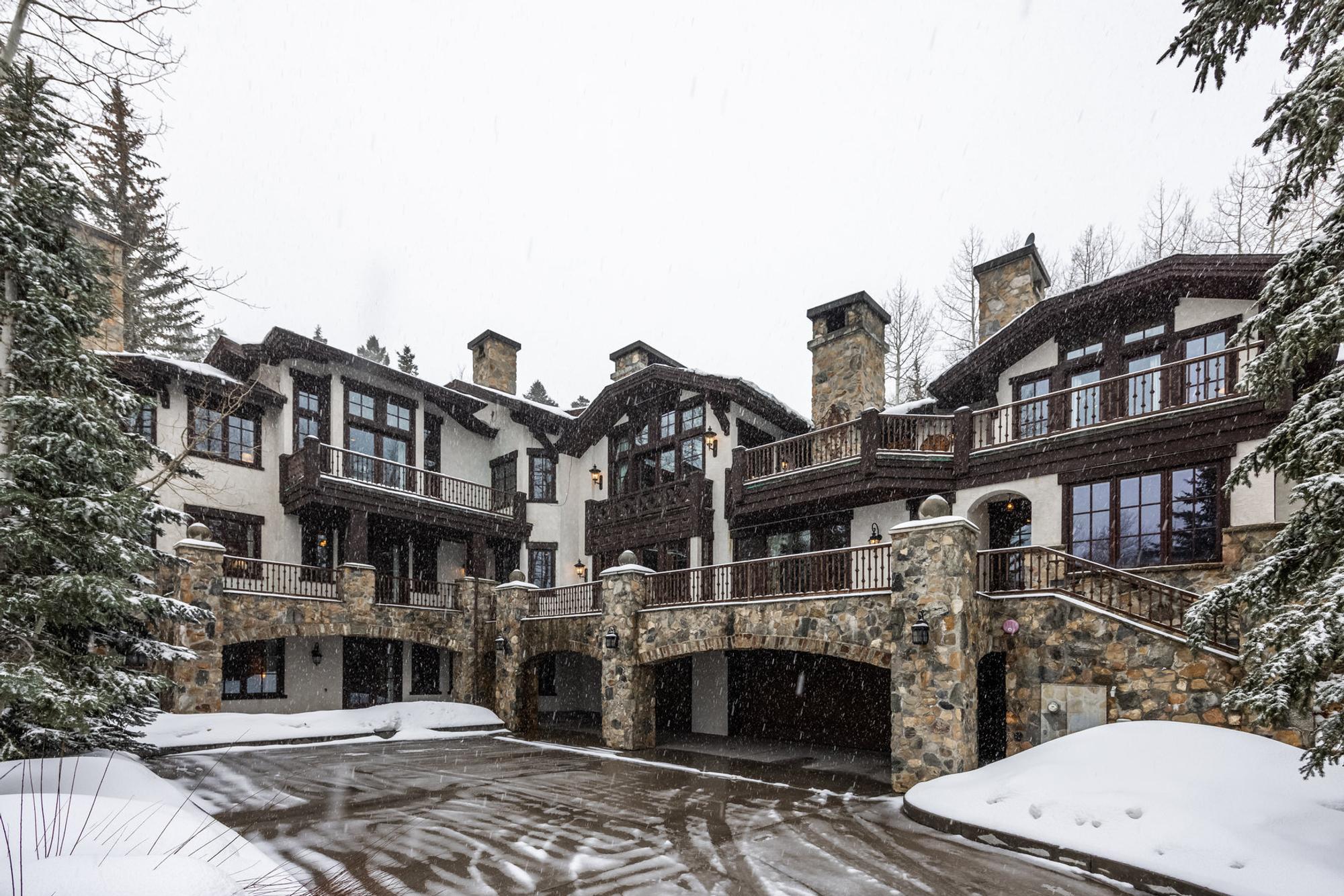 A Spanish Majolica Charger and Four Cabinet Plates
