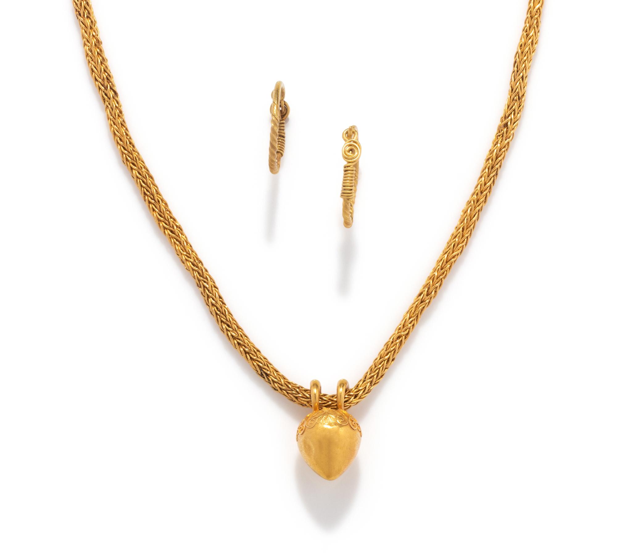 An Etruscan Gold Necklace with an Acorn-Shaped Pendant and a Pair of Gold Earrings