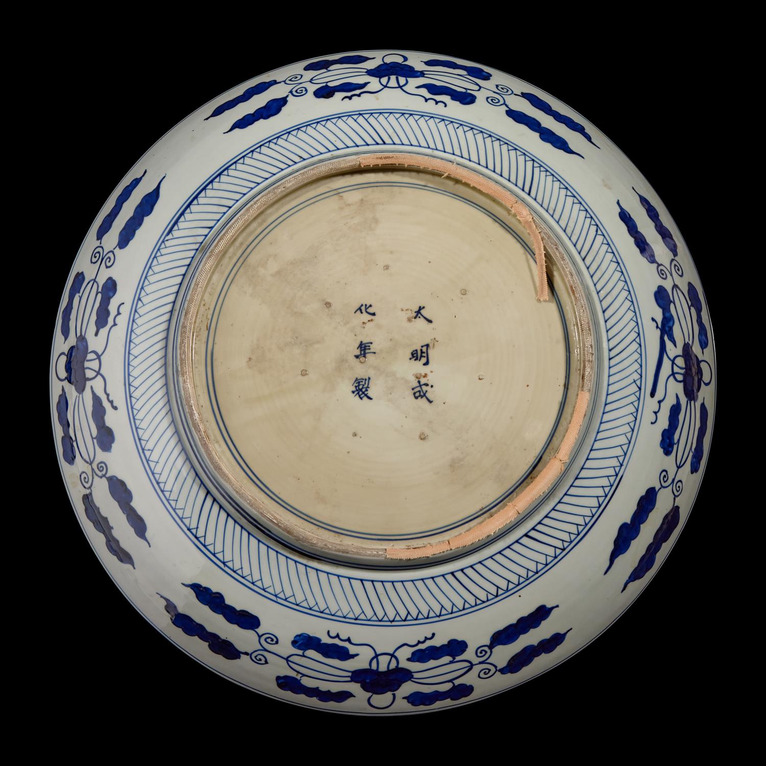 A Massive Japanese Arita Porcelain Blue and White 'Shishi' Charger, Edo to Meiji Period 江戶至明治時代 日本有田燒佛獅圖大盤