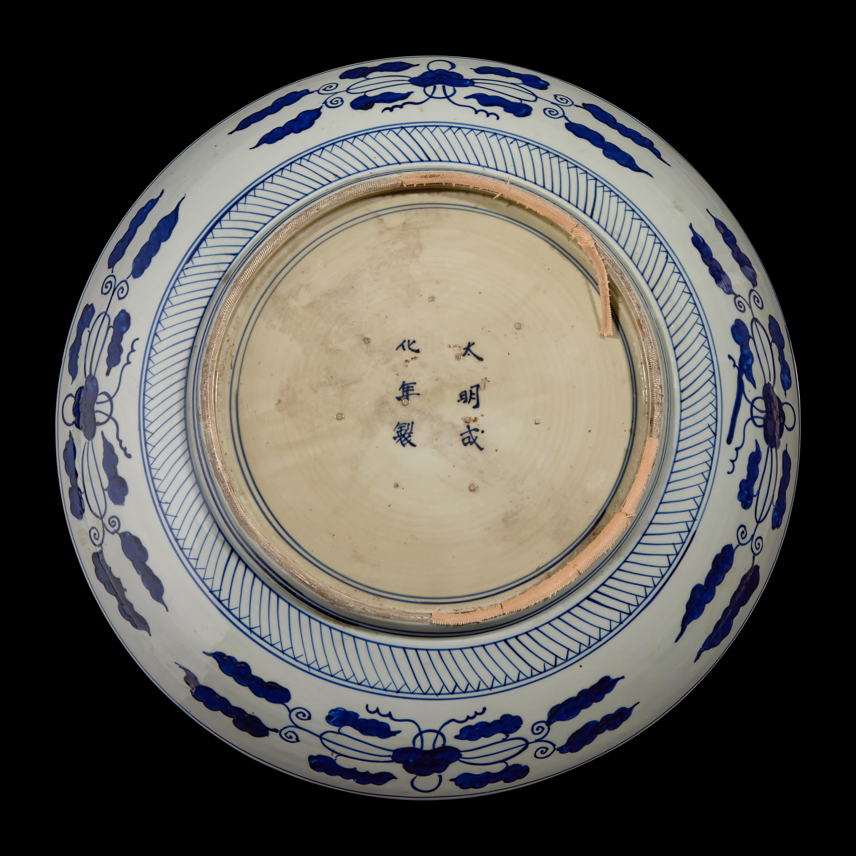 A Massive Japanese Arita Porcelain Blue and White 'Shishi' Charger, Edo to Meiji Period 江戶至明治時代 日本有田燒佛獅圖大盤