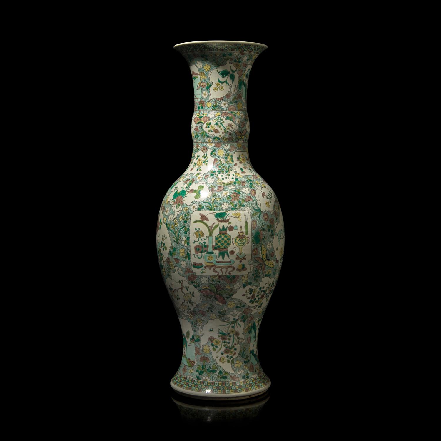 A Large Chinese Famille Verte Porcelain Vase, Late Qing Dynasty 晚清 素三彩花卉地開光博古圖大賞瓶