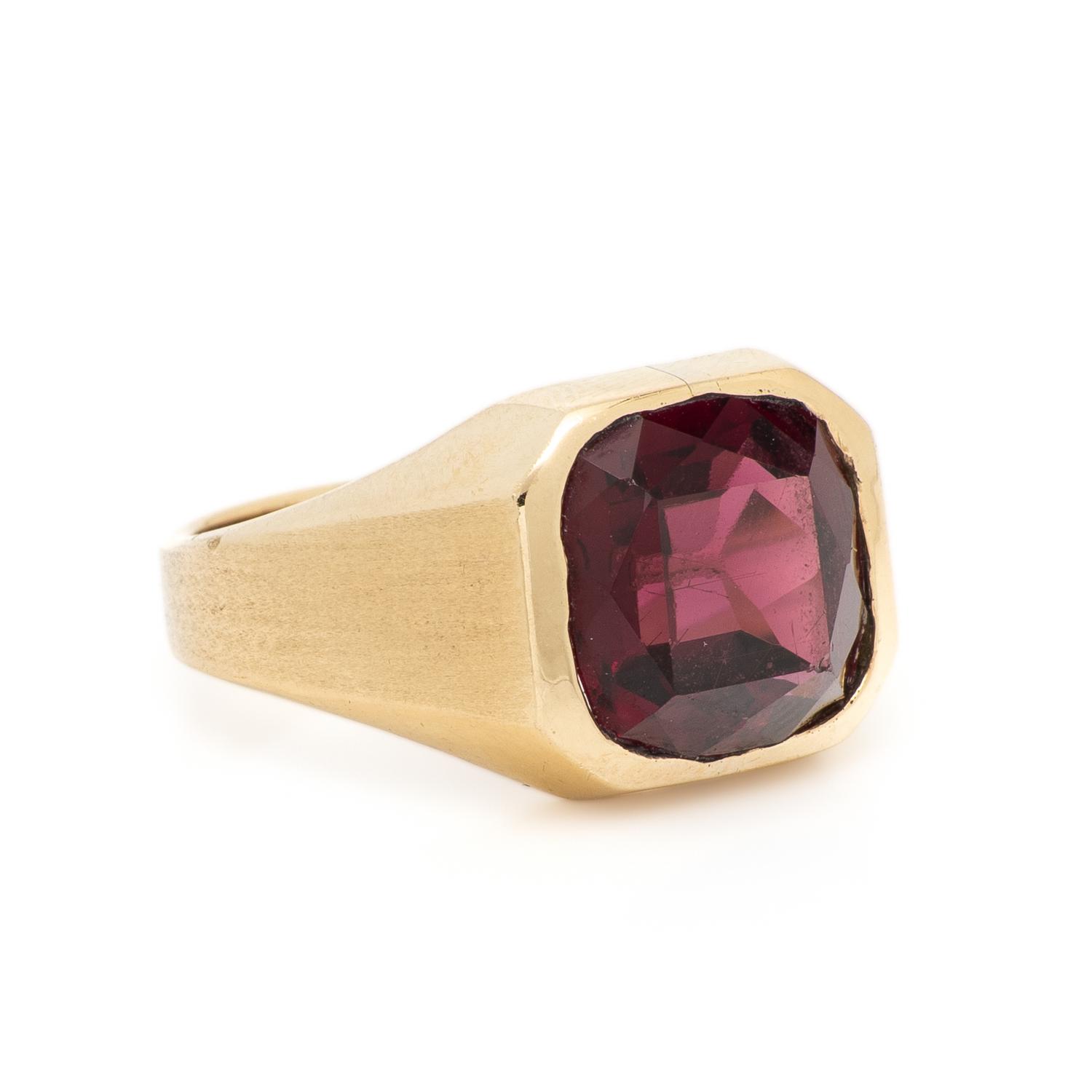 GARNET AND YELLOW GOLD RING