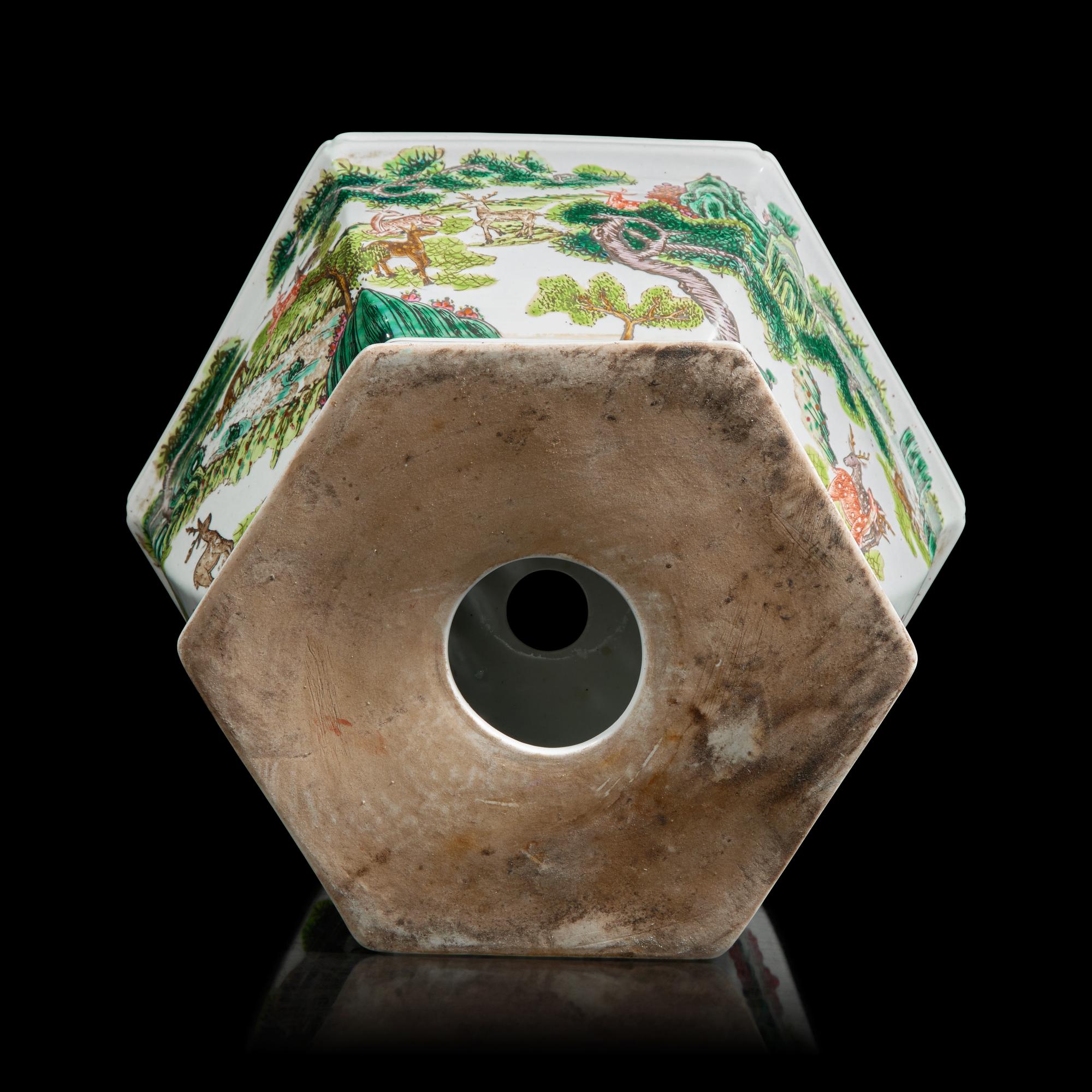 A Chinese Famille Verte Hexagonal "Deer" Jardinière, 20th Century — 近代 五彩松鹿圖六方盆