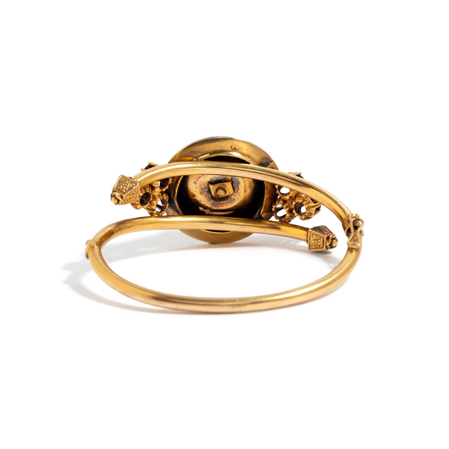 VICTORIAN, YELLOW GOLD, RED GLASS AND GARNET BANGLE BRACELET