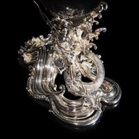 A Japanese Rock Crystal Sphere and Silver 'Dragon and Waves' Stand, Signed Yoshimasa Saku Meiji/Taisho Period 日本明治/大正時期 義正作潮を支配する珠と龍