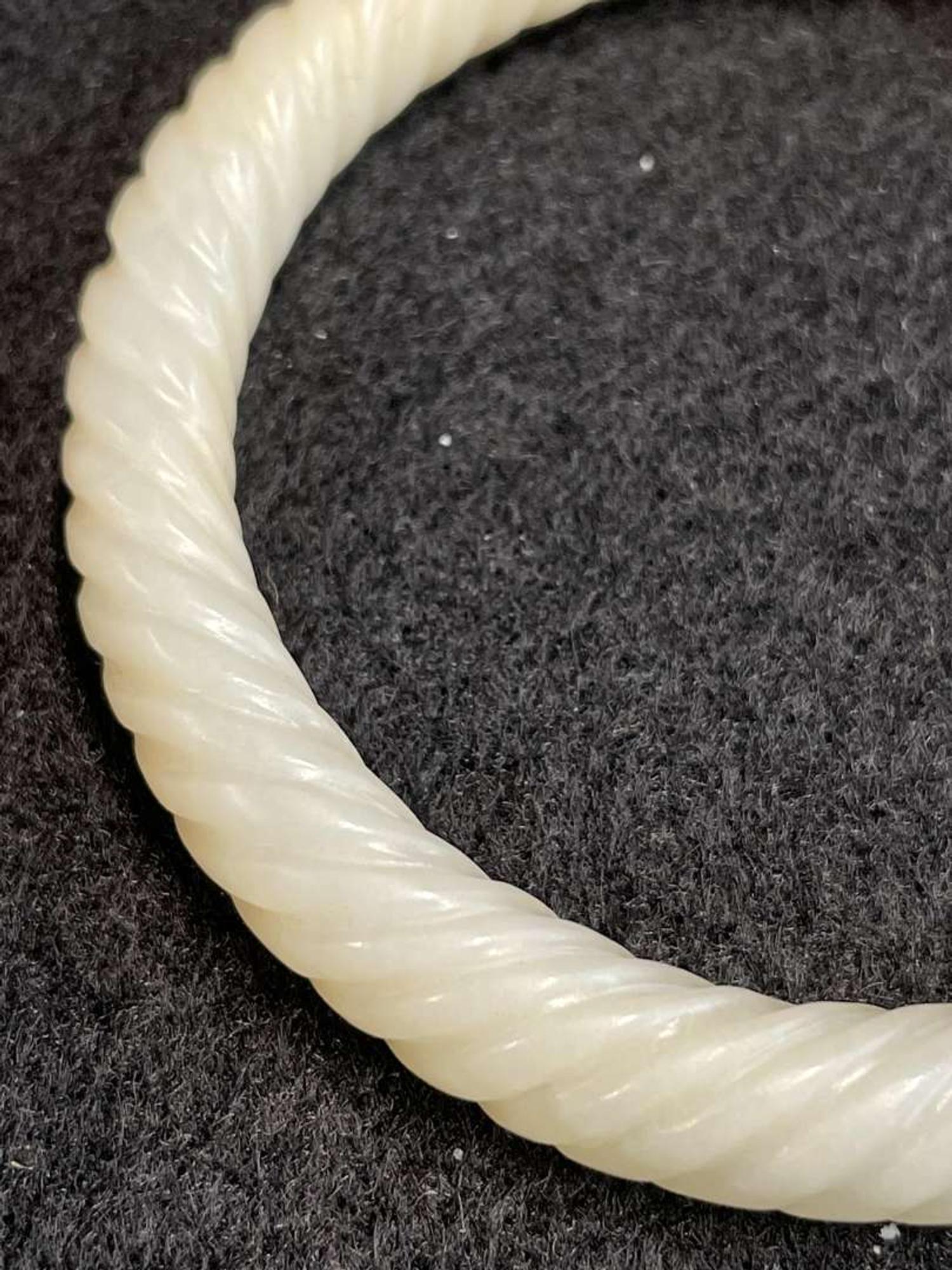 A Chinese white jade bangle 白玉手镯 Mid to late Qing dynasty ????