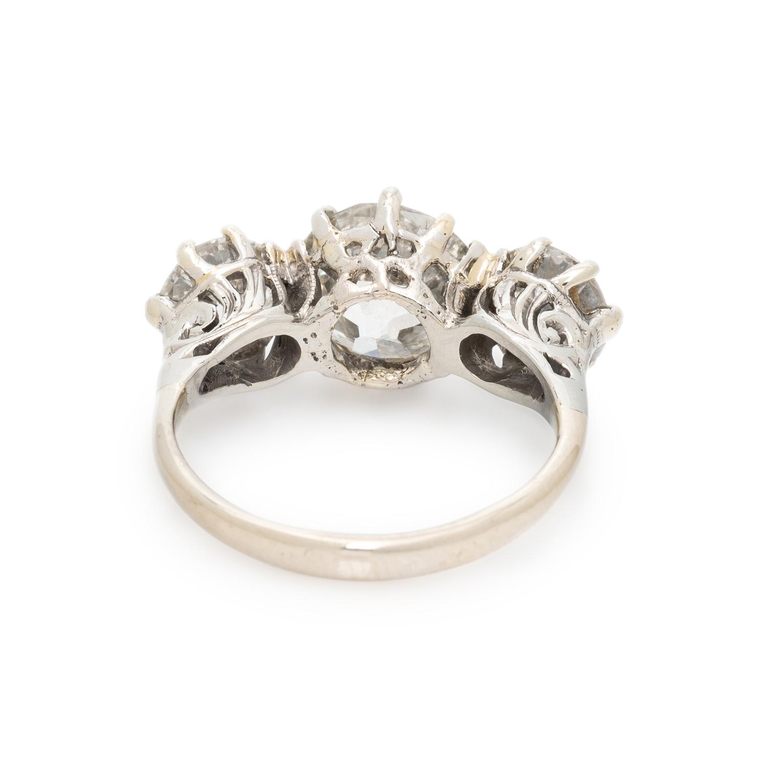 DIAMOND AND WHITE GOLD RING