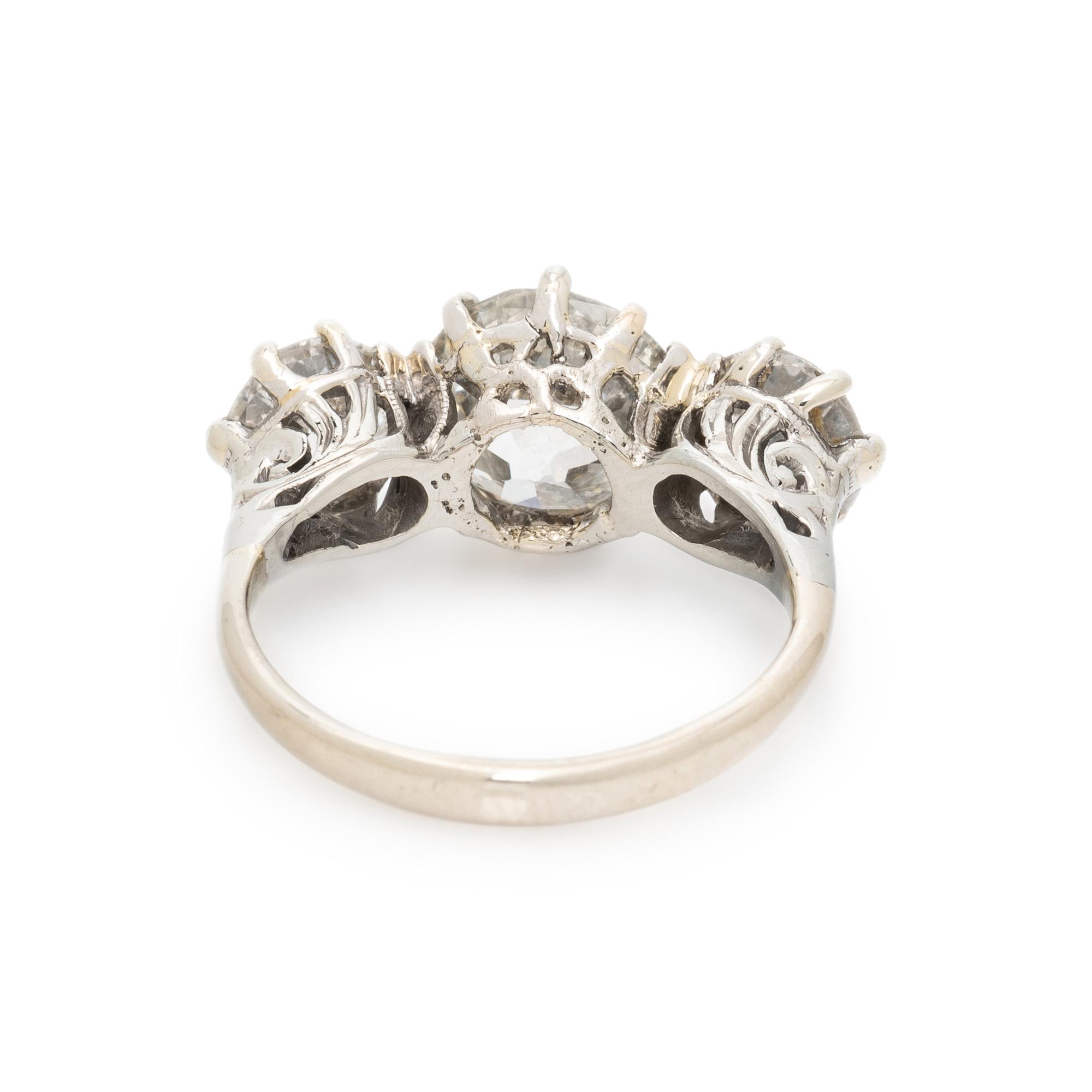 DIAMOND AND WHITE GOLD RING