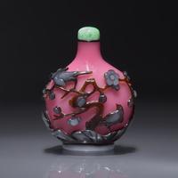 A Chinese Double-Overlay Glass "Magpies and Prunus" Snuff Bottle, Qing Dynasty, Circa 1800-1860 — 1800-1860年 粉紅地套褐白料喜上眉梢圖鼻煙壺