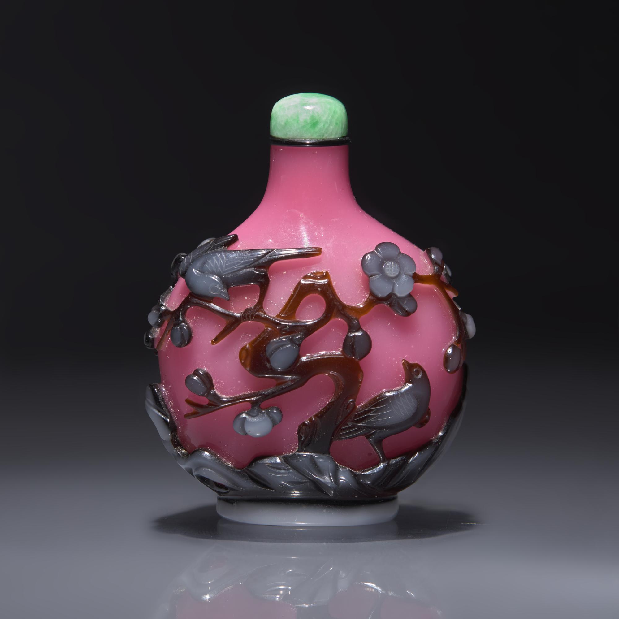 A Chinese Double-Overlay Glass "Magpies and Prunus" Snuff Bottle, Qing Dynasty, Circa 1800-1860 — 1800-1860年 粉紅地套褐白料喜上眉梢圖鼻煙壺
