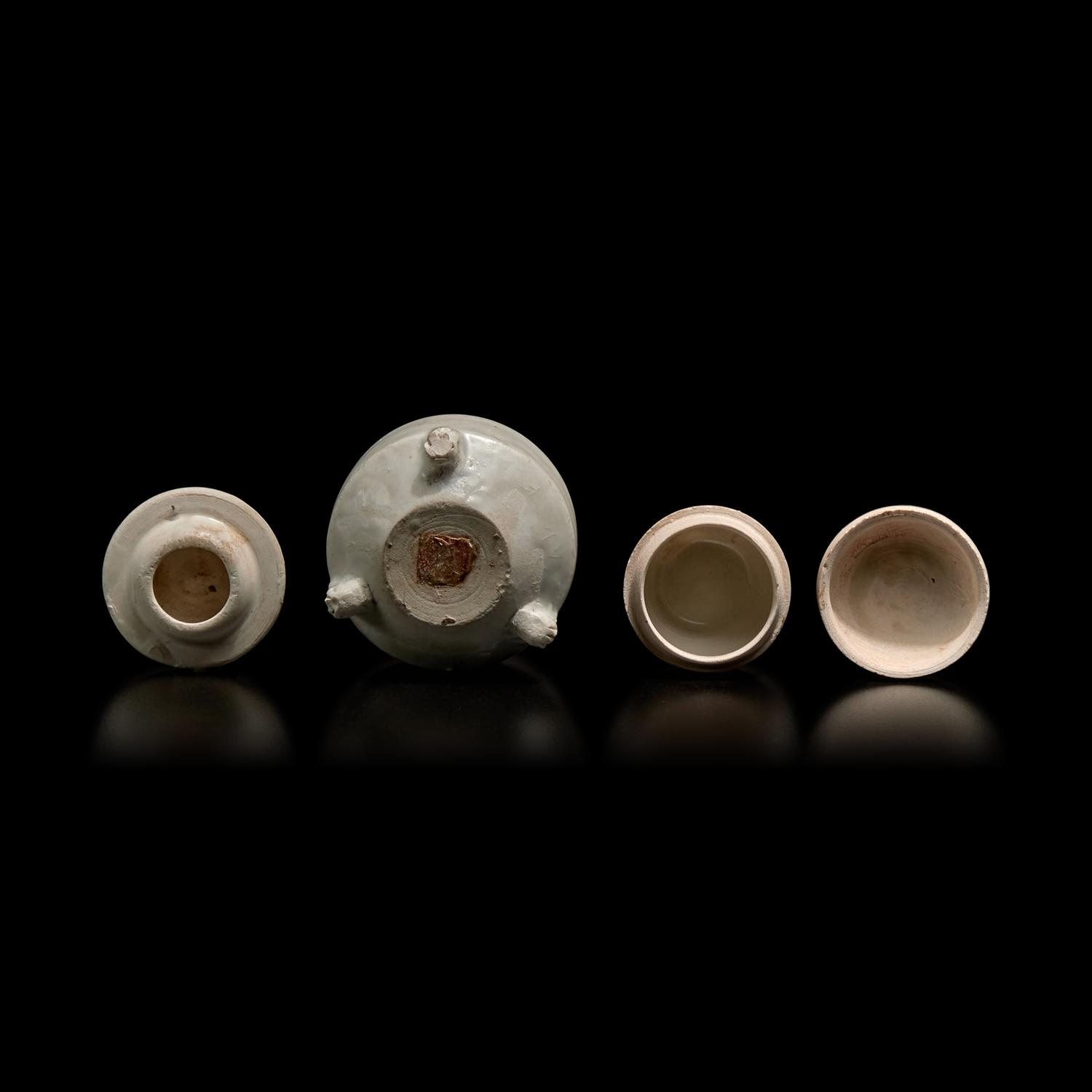 Two Miniature Chinese White Glazed Porcelain Covered Boxes, Song Dynasty 宋 白釉小蓋盒兩件