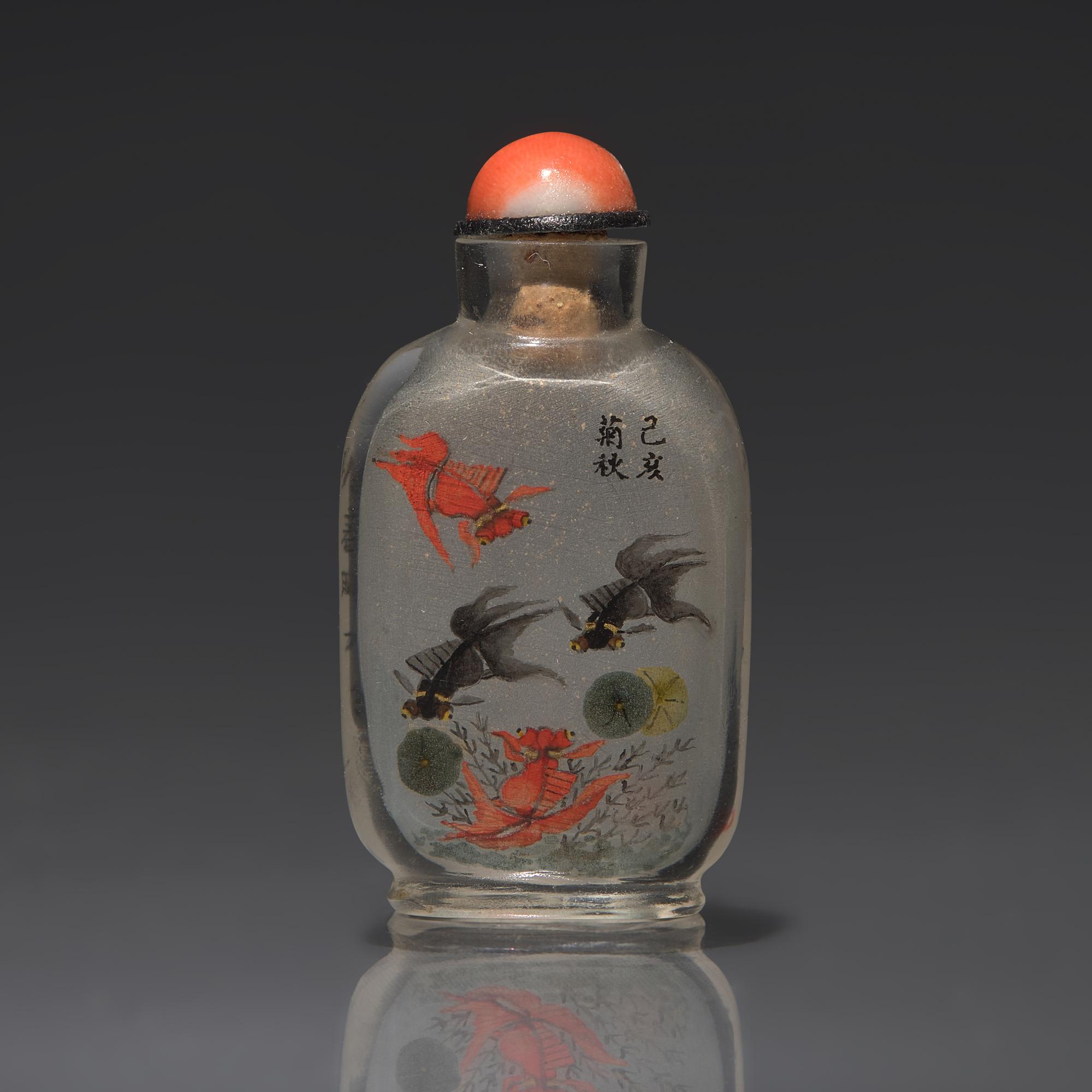 A Chinese Miniature Interior-Painted Glass Snuff Bottle, Signed Ma Shaoxuan — 馬少宣款玻璃內畫魚藻圖配詩文小鼻煙壺