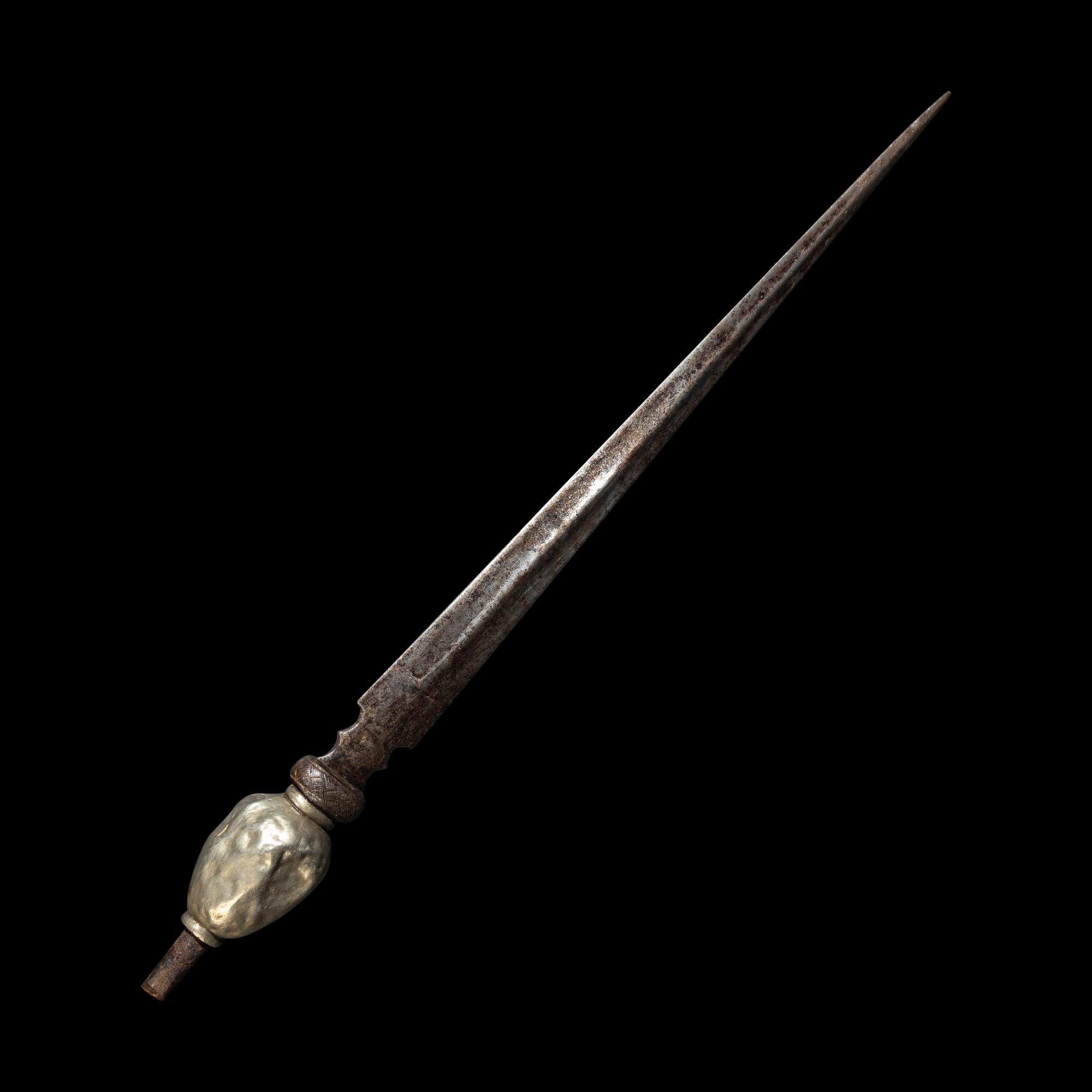 A Tibetan Silver and Bronze Ritual Spear Head with Skull, 19th Century 十九世紀 銅鑲銀金剛橛
