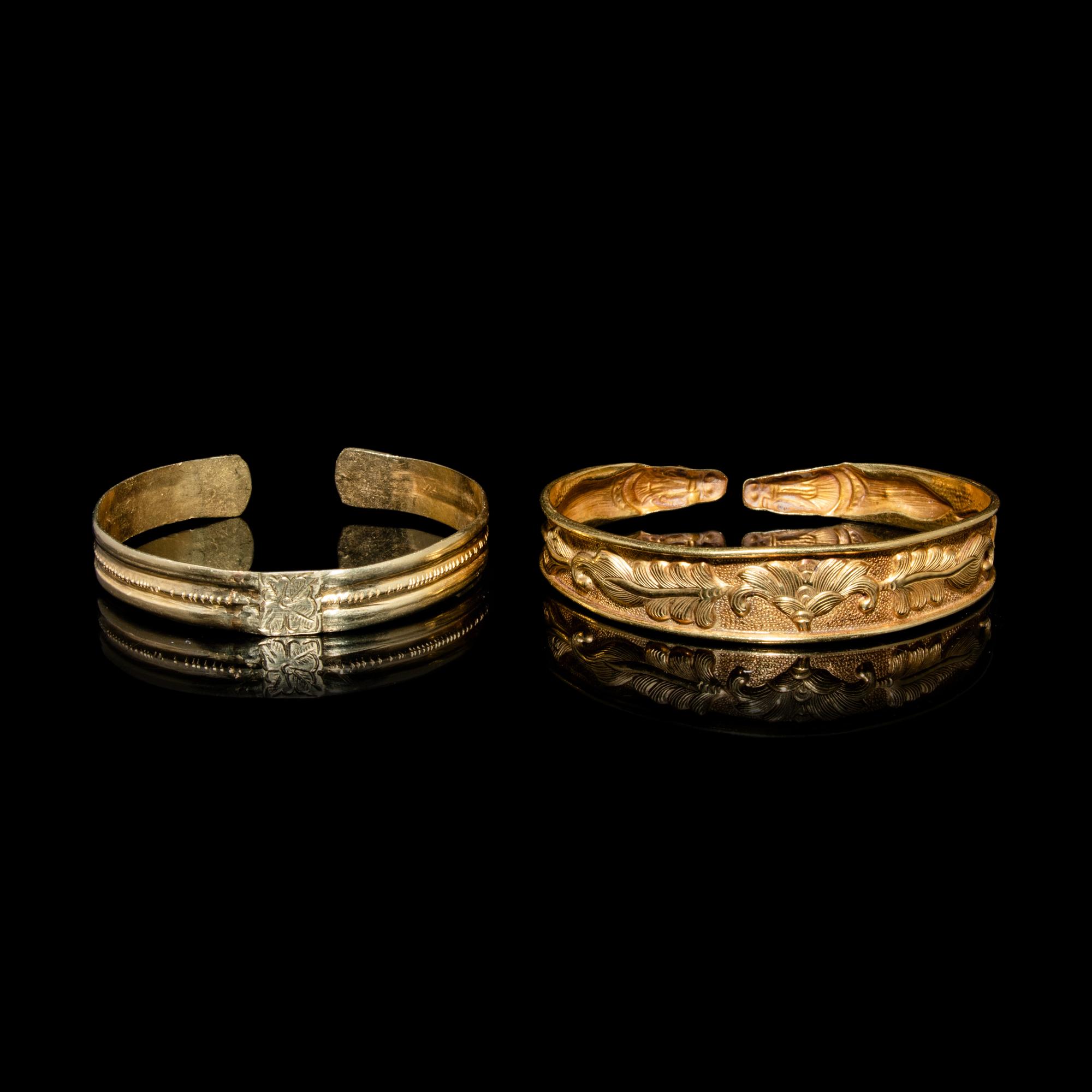 Two Chinese Gold Bracelets, Qianzhuo, Liao-Ming Dynasty 遼-明 花卉紋金鉗鐲兩件