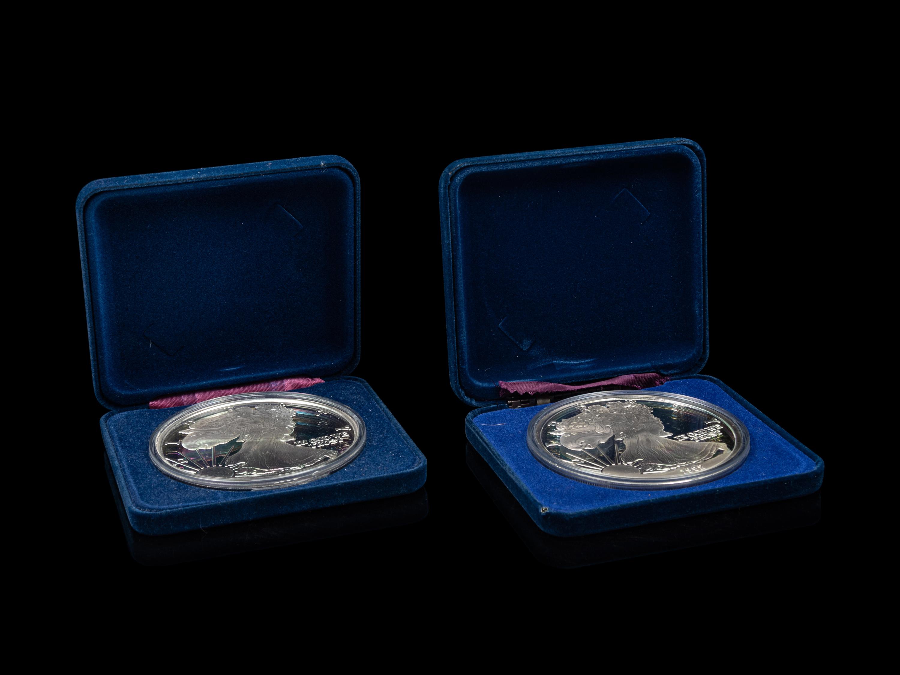 [PRIVATE ISSUE) Two 1-Pound Silver Rounds