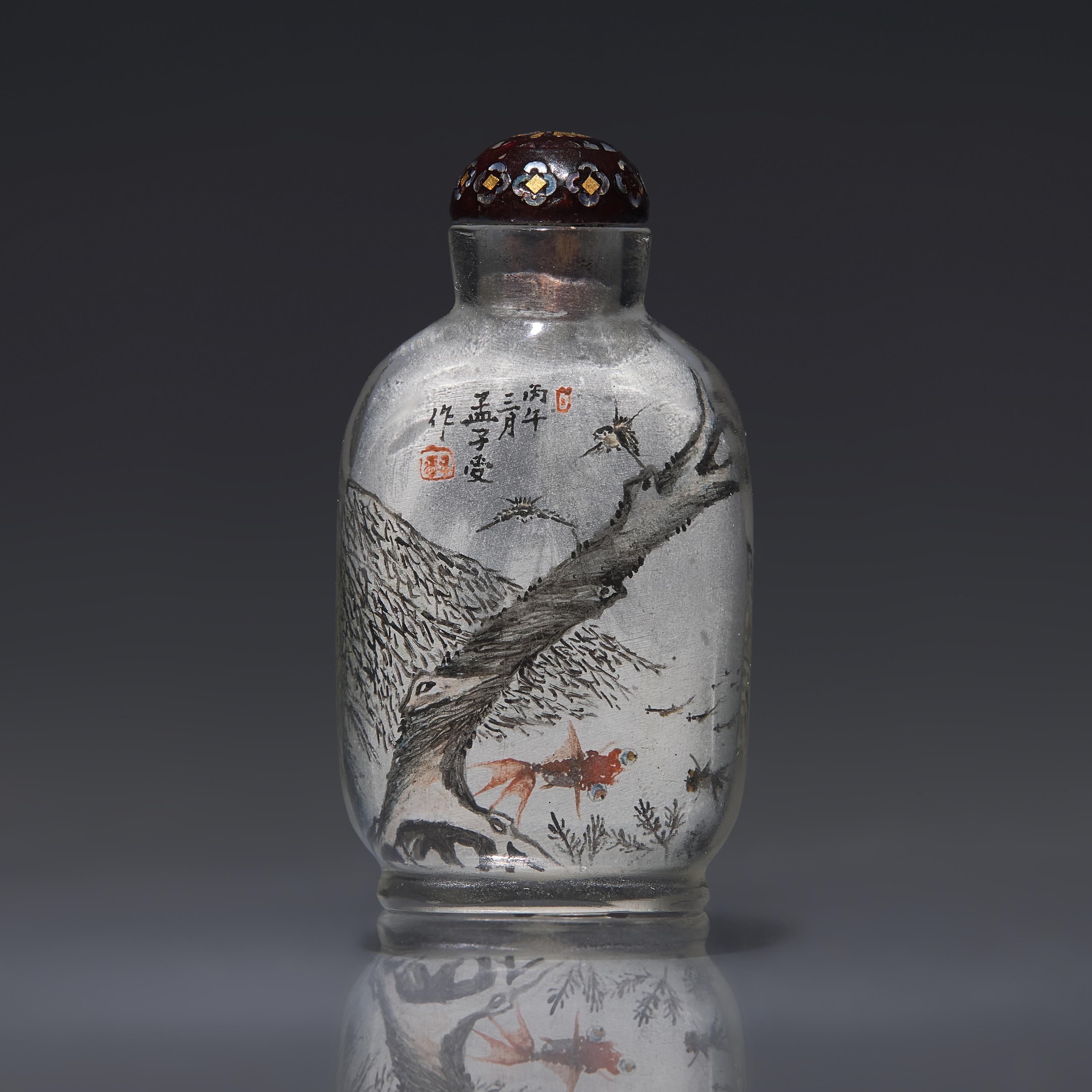 A Miniature Chinese Interior-Painted Glass Snuff Bottle, Meng Zishou, 1906 — 1906年 孟子受作玻璃內畫柳樹雙燕圖小鼻煙壺