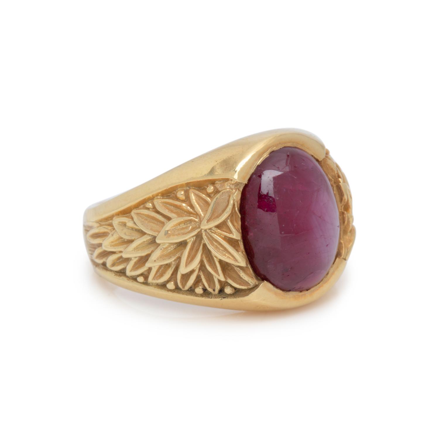 YELLOW GOLD AND STAR RUBY RING