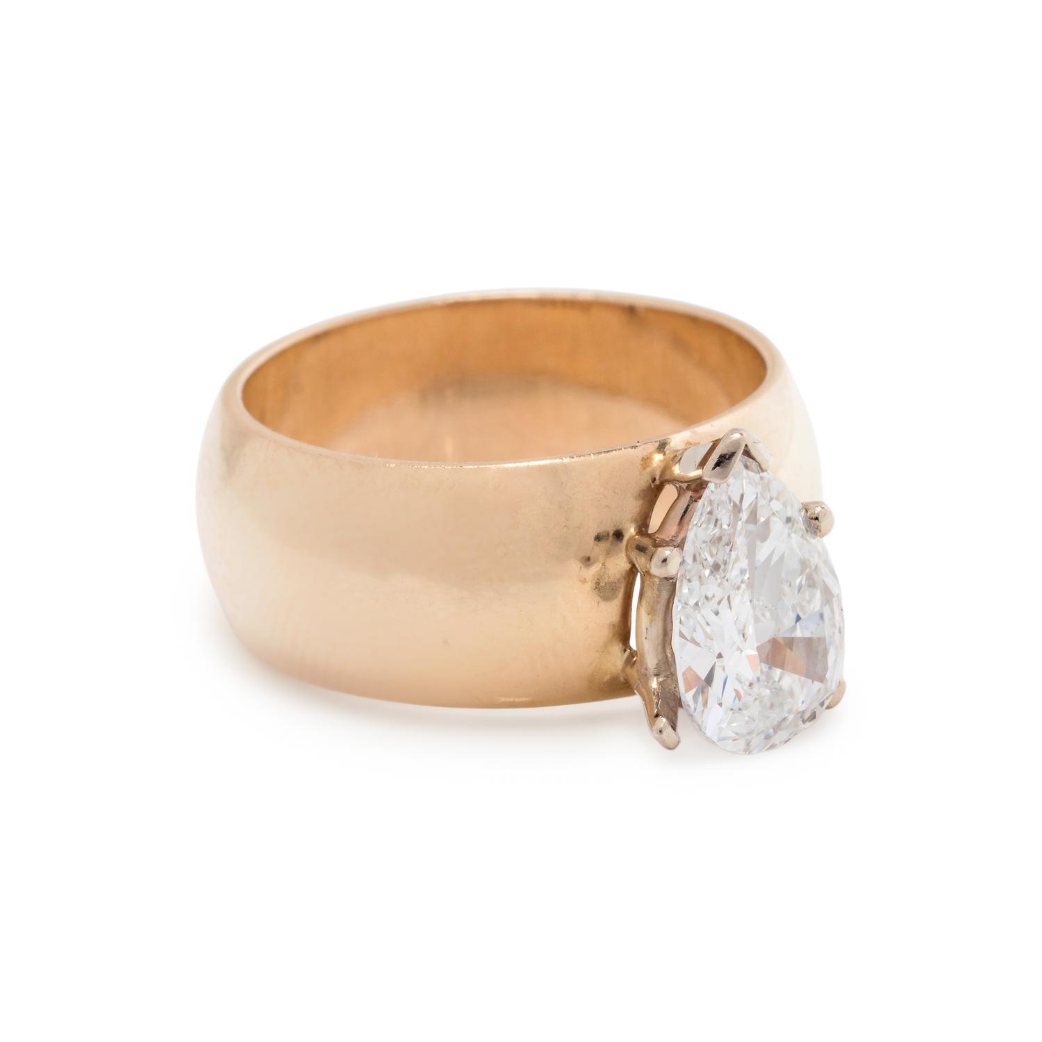 YELLOW GOLD AND DIAMOND RING