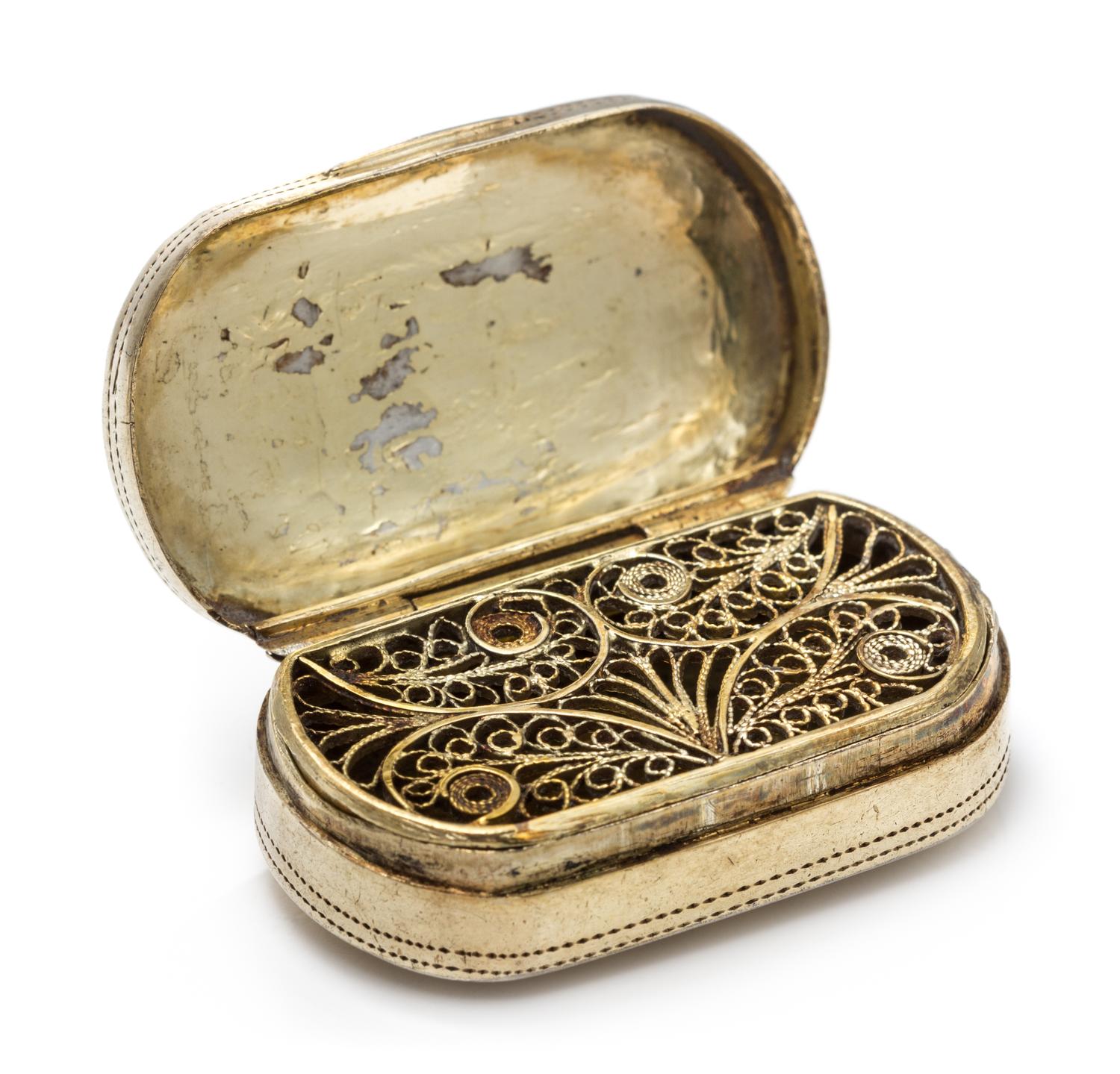 A George III Silver-Gilt Vinaigrette, Likely Samuel Pemberton, Birmingham, 1802, the lid engraved with foliate decoration.
